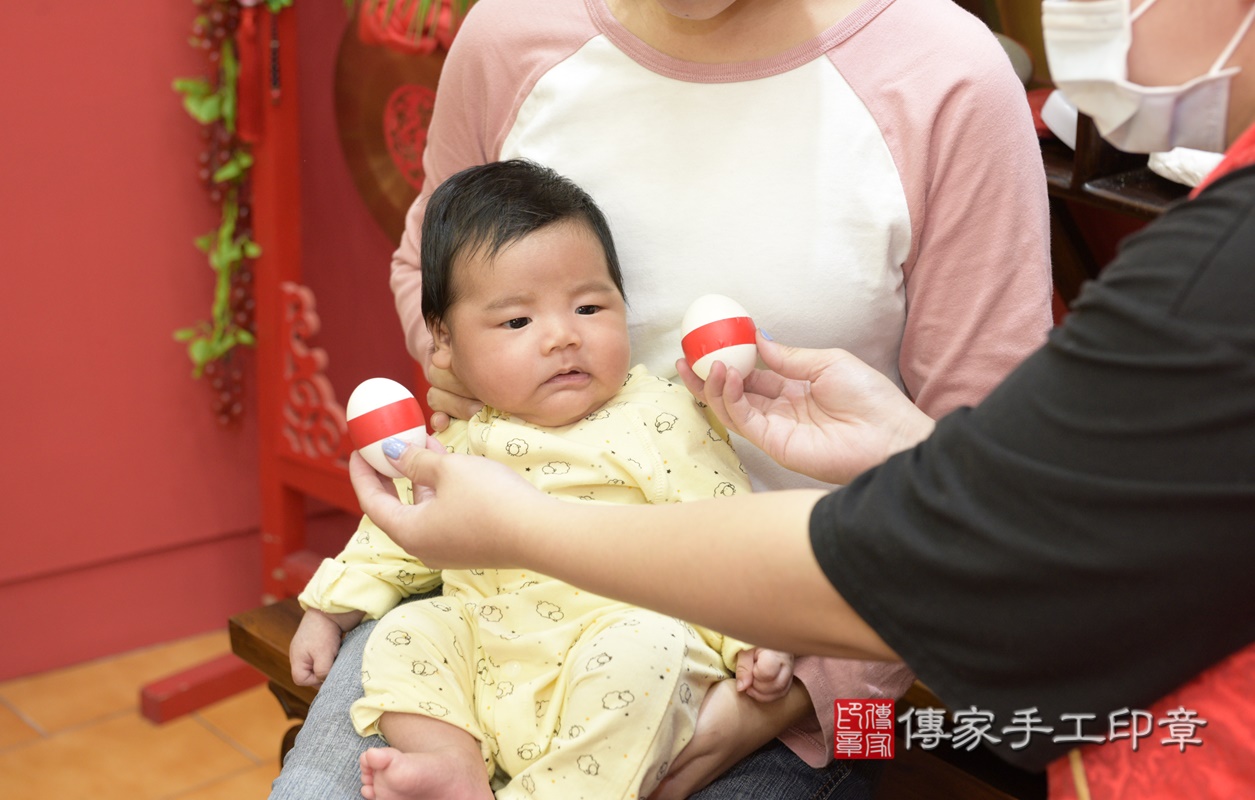 剃胎毛、滿月剃頭、嬰兒剃頭、嬰兒理髮、嬰兒剃髮、嬰兒剃胎毛、嬰兒滿月剃頭、寶寶剃頭、剃胎毛儀式、剃胎毛吉祥話、滿月剃頭儀式、滿月剃頭吉祥話、寶寶剃胎毛、寶寶滿月剃頭理髮、 桃園市八德區剃胎毛、桃園市八德區滿月剃頭、桃園市八德區嬰兒剃頭剃胎毛、桃園市八德區嬰兒理髮、桃園市嬰兒剃髮、 伍寶寶(桃園市八德區嬰兒寶寶滿月剃頭理髮、嬰兒剃胎毛儀式吉祥話)。中國風會場，爸媽寶貝穿「日中韓」古裝禮服。專業拍照、DVD光碟、證書。★購買「臍帶章、肚臍章、胎毛筆刷印章」贈送：剃頭、收涎、抓周，三選一。2021.03.12照片5