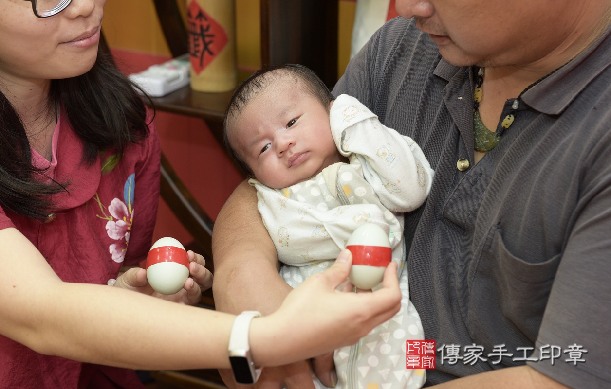 剃胎毛、滿月剃頭、嬰兒剃頭、嬰兒理髮、嬰兒剃髮、嬰兒剃胎毛、嬰兒滿月剃頭、寶寶剃頭、剃胎毛儀式、剃胎毛吉祥話、滿月剃頭儀式、滿月剃頭吉祥話、寶寶剃胎毛、寶寶滿月剃頭理髮、 桃園市八德區剃胎毛、桃園市八德區滿月剃頭、桃園市八德區嬰兒剃頭剃胎毛、桃園市八德區嬰兒理髮、桃園市嬰兒剃髮、 王寶寶(桃園市八德區嬰兒寶寶滿月剃頭理髮、嬰兒剃胎毛儀式吉祥話)。中國風會場，爸媽寶貝穿「日中韓」古裝禮服。專業拍照、DVD光碟、證書。★購買「臍帶章、肚臍章、胎毛筆刷印章」贈送：剃頭、收涎、抓周，三選一。2020.11.27照片10