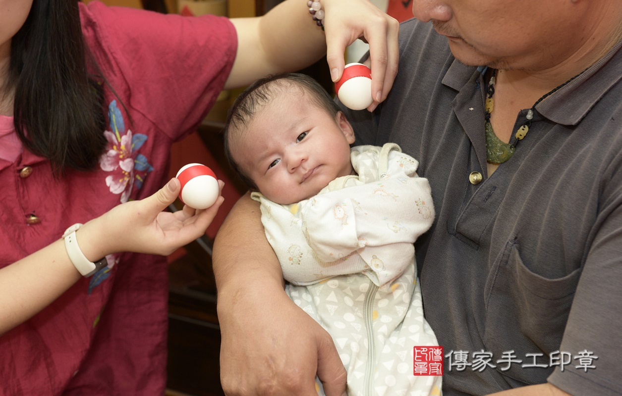 剃胎毛、滿月剃頭、嬰兒剃頭、嬰兒理髮、嬰兒剃髮、嬰兒剃胎毛、嬰兒滿月剃頭、寶寶剃頭、剃胎毛儀式、剃胎毛吉祥話、滿月剃頭儀式、滿月剃頭吉祥話、寶寶剃胎毛、寶寶滿月剃頭理髮、 桃園市八德區剃胎毛、桃園市八德區滿月剃頭、桃園市八德區嬰兒剃頭剃胎毛、桃園市八德區嬰兒理髮、桃園市嬰兒剃髮、 王寶寶(桃園市八德區嬰兒寶寶滿月剃頭理髮、嬰兒剃胎毛儀式吉祥話)。中國風會場，爸媽寶貝穿「日中韓」古裝禮服。專業拍照、DVD光碟、證書。★購買「臍帶章、肚臍章、胎毛筆刷印章」贈送：剃頭、收涎、抓周，三選一。2020.11.27照片7