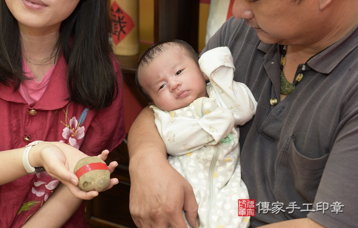 剃胎毛、滿月剃頭、嬰兒剃頭、嬰兒理髮、嬰兒剃髮、嬰兒剃胎毛、嬰兒滿月剃頭、寶寶剃頭、剃胎毛儀式、剃胎毛吉祥話、滿月剃頭儀式、滿月剃頭吉祥話、寶寶剃胎毛、寶寶滿月剃頭理髮、 桃園市八德區剃胎毛、桃園市八德區滿月剃頭、桃園市八德區嬰兒剃頭剃胎毛、桃園市八德區嬰兒理髮、桃園市嬰兒剃髮、 王寶寶(桃園市八德區嬰兒寶寶滿月剃頭理髮、嬰兒剃胎毛儀式吉祥話)。中國風會場，爸媽寶貝穿「日中韓」古裝禮服。專業拍照、DVD光碟、證書。★購買「臍帶章、肚臍章、胎毛筆刷印章」贈送：剃頭、收涎、抓周，三選一。2020.11.27照片12