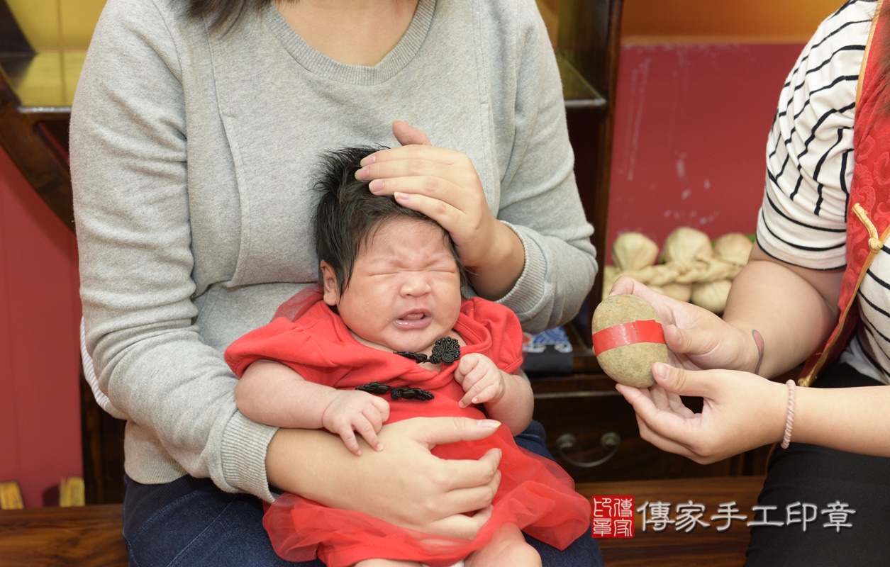 剃胎毛、滿月剃頭、嬰兒剃頭、嬰兒理髮、嬰兒剃髮、嬰兒剃胎毛、嬰兒滿月剃頭、寶寶剃頭、剃胎毛儀式、剃胎毛吉祥話、滿月剃頭儀式、滿月剃頭吉祥話、寶寶剃胎毛、寶寶滿月剃頭理髮、 桃園市八德區剃胎毛、桃園市八德區滿月剃頭、桃園市八德區嬰兒剃頭剃胎毛、桃園市八德區嬰兒理髮、桃園市嬰兒剃髮、 楊寶寶(桃園市八德區嬰兒寶寶滿月剃頭理髮、嬰兒剃胎毛儀式吉祥話)。中國風會場，爸媽寶貝穿「日中韓」古裝禮服。專業拍照、DVD光碟、證書。★購買「臍帶章、肚臍章、胎毛筆刷印章」贈送：剃頭、收涎、抓周，三選一。2020.11.19照片7