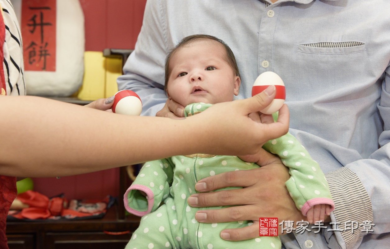 剃胎毛、滿月剃頭、嬰兒剃頭、嬰兒理髮、嬰兒剃髮、嬰兒剃胎毛、嬰兒滿月剃頭、寶寶剃頭、剃胎毛儀式、剃胎毛吉祥話、滿月剃頭儀式、滿月剃頭吉祥話、寶寶剃胎毛、寶寶滿月剃頭理髮、 桃園市八德區剃胎毛、桃園市八德區滿月剃頭、桃園市八德區嬰兒剃頭剃胎毛、桃園市八德區嬰兒理髮、桃園市嬰兒剃髮、 張寶寶(桃園市八德區嬰兒寶寶滿月剃頭理髮、嬰兒剃胎毛儀式吉祥話)。中國風會場，爸媽寶貝穿「日中韓」古裝禮服。專業拍照、DVD光碟、證書。★購買「臍帶章、肚臍章、胎毛筆刷印章」贈送：剃頭、收涎、抓周，三選一。2020.12.25照片5