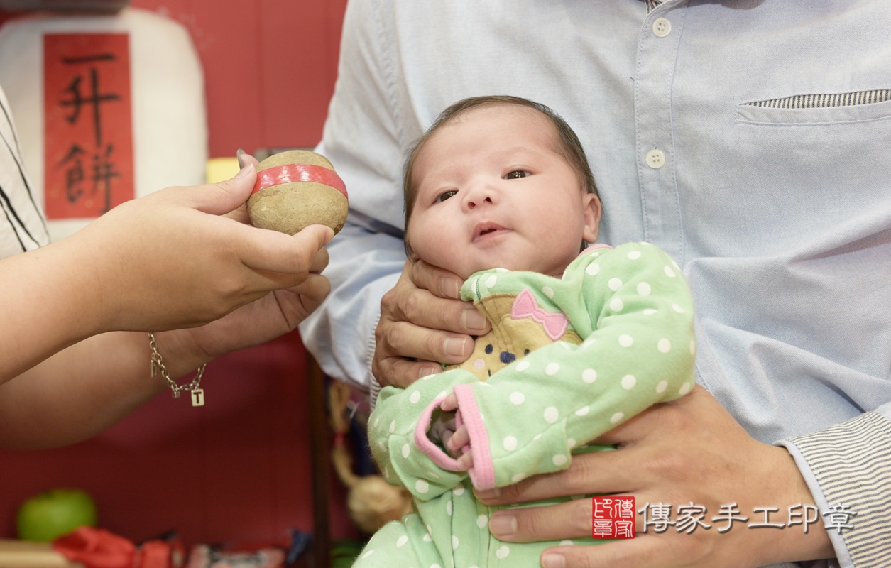 剃胎毛、滿月剃頭、嬰兒剃頭、嬰兒理髮、嬰兒剃髮、嬰兒剃胎毛、嬰兒滿月剃頭、寶寶剃頭、剃胎毛儀式、剃胎毛吉祥話、滿月剃頭儀式、滿月剃頭吉祥話、寶寶剃胎毛、寶寶滿月剃頭理髮、 桃園市八德區剃胎毛、桃園市八德區滿月剃頭、桃園市八德區嬰兒剃頭剃胎毛、桃園市八德區嬰兒理髮、桃園市嬰兒剃髮、 張寶寶(桃園市八德區嬰兒寶寶滿月剃頭理髮、嬰兒剃胎毛儀式吉祥話)。中國風會場，爸媽寶貝穿「日中韓」古裝禮服。專業拍照、DVD光碟、證書。★購買「臍帶章、肚臍章、胎毛筆刷印章」贈送：剃頭、收涎、抓周，三選一。2020.12.25照片10