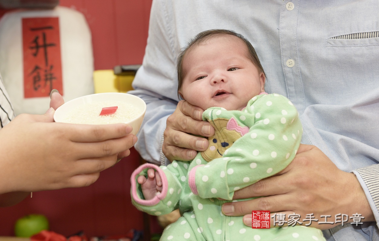 剃胎毛、滿月剃頭、嬰兒剃頭、嬰兒理髮、嬰兒剃髮、嬰兒剃胎毛、嬰兒滿月剃頭、寶寶剃頭、剃胎毛儀式、剃胎毛吉祥話、滿月剃頭儀式、滿月剃頭吉祥話、寶寶剃胎毛、寶寶滿月剃頭理髮、 桃園市八德區剃胎毛、桃園市八德區滿月剃頭、桃園市八德區嬰兒剃頭剃胎毛、桃園市八德區嬰兒理髮、桃園市嬰兒剃髮、 張寶寶(桃園市八德區嬰兒寶寶滿月剃頭理髮、嬰兒剃胎毛儀式吉祥話)。中國風會場，爸媽寶貝穿「日中韓」古裝禮服。專業拍照、DVD光碟、證書。★購買「臍帶章、肚臍章、胎毛筆刷印章」贈送：剃頭、收涎、抓周，三選一。2020.12.25照片12