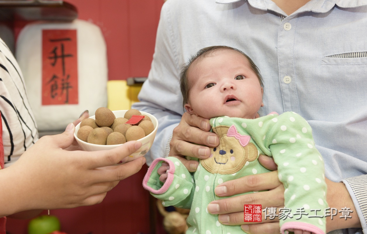 剃胎毛、滿月剃頭、嬰兒剃頭、嬰兒理髮、嬰兒剃髮、嬰兒剃胎毛、嬰兒滿月剃頭、寶寶剃頭、剃胎毛儀式、剃胎毛吉祥話、滿月剃頭儀式、滿月剃頭吉祥話、寶寶剃胎毛、寶寶滿月剃頭理髮、 桃園市八德區剃胎毛、桃園市八德區滿月剃頭、桃園市八德區嬰兒剃頭剃胎毛、桃園市八德區嬰兒理髮、桃園市嬰兒剃髮、 張寶寶(桃園市八德區嬰兒寶寶滿月剃頭理髮、嬰兒剃胎毛儀式吉祥話)。中國風會場，爸媽寶貝穿「日中韓」古裝禮服。專業拍照、DVD光碟、證書。★購買「臍帶章、肚臍章、胎毛筆刷印章」贈送：剃頭、收涎、抓周，三選一。2020.12.25照片13