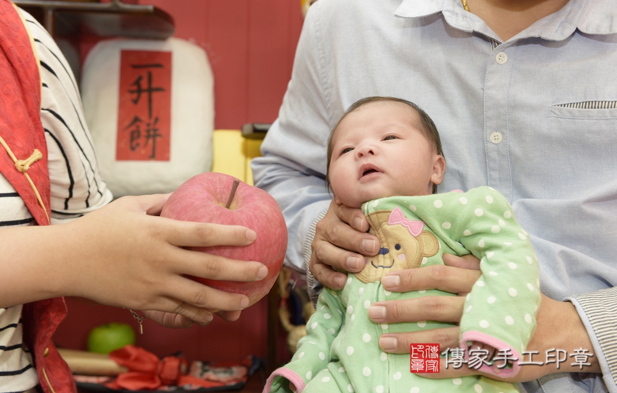 剃胎毛、滿月剃頭、嬰兒剃頭、嬰兒理髮、嬰兒剃髮、嬰兒剃胎毛、嬰兒滿月剃頭、寶寶剃頭、剃胎毛儀式、剃胎毛吉祥話、滿月剃頭儀式、滿月剃頭吉祥話、寶寶剃胎毛、寶寶滿月剃頭理髮、 桃園市八德區剃胎毛、桃園市八德區滿月剃頭、桃園市八德區嬰兒剃頭剃胎毛、桃園市八德區嬰兒理髮、桃園市嬰兒剃髮、 張寶寶(桃園市八德區嬰兒寶寶滿月剃頭理髮、嬰兒剃胎毛儀式吉祥話)。中國風會場，爸媽寶貝穿「日中韓」古裝禮服。專業拍照、DVD光碟、證書。★購買「臍帶章、肚臍章、胎毛筆刷印章」贈送：剃頭、收涎、抓周，三選一。2020.12.25照片15