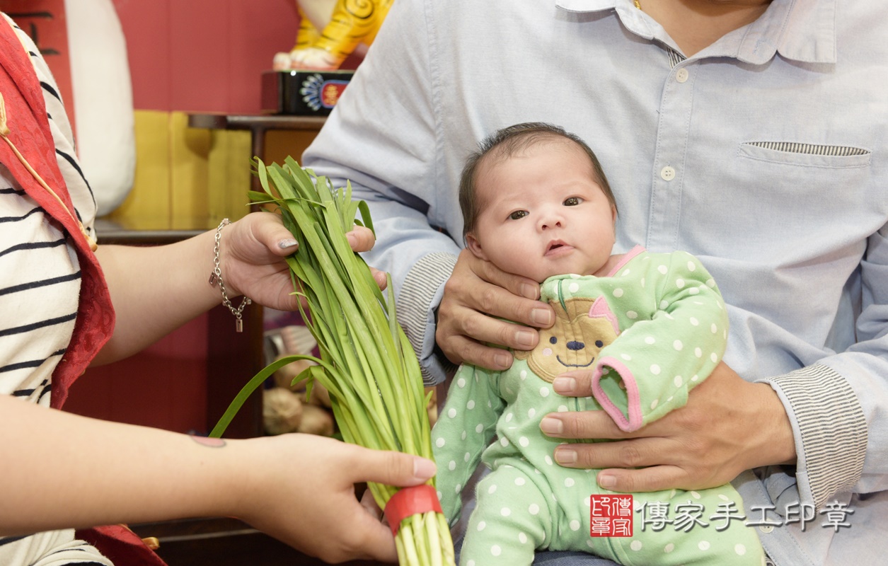 剃胎毛、滿月剃頭、嬰兒剃頭、嬰兒理髮、嬰兒剃髮、嬰兒剃胎毛、嬰兒滿月剃頭、寶寶剃頭、剃胎毛儀式、剃胎毛吉祥話、滿月剃頭儀式、滿月剃頭吉祥話、寶寶剃胎毛、寶寶滿月剃頭理髮、 桃園市八德區剃胎毛、桃園市八德區滿月剃頭、桃園市八德區嬰兒剃頭剃胎毛、桃園市八德區嬰兒理髮、桃園市嬰兒剃髮、 張寶寶(桃園市八德區嬰兒寶寶滿月剃頭理髮、嬰兒剃胎毛儀式吉祥話)。中國風會場，爸媽寶貝穿「日中韓」古裝禮服。專業拍照、DVD光碟、證書。★購買「臍帶章、肚臍章、胎毛筆刷印章」贈送：剃頭、收涎、抓周，三選一。2020.12.25照片18