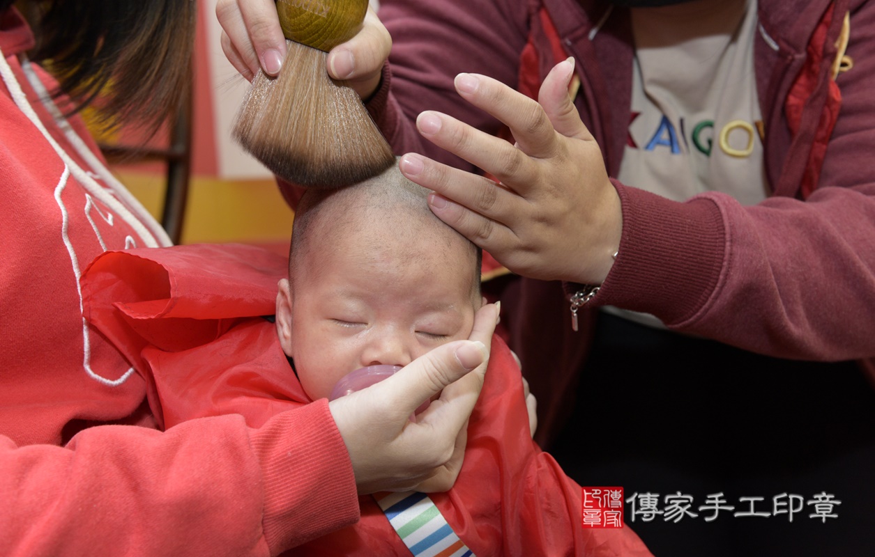 剃胎毛、滿月剃頭、嬰兒剃頭、嬰兒理髮、嬰兒剃髮、嬰兒剃胎毛、嬰兒滿月剃頭、寶寶剃頭、剃胎毛儀式、剃胎毛吉祥話、滿月剃頭儀式、滿月剃頭吉祥話、寶寶剃胎毛、寶寶滿月剃頭理髮、 桃園市八德區剃胎毛、桃園市八德區滿月剃頭、桃園市八德區嬰兒剃頭剃胎毛、桃園市八德區嬰兒理髮、桃園市嬰兒剃髮、 翁寶寶(桃園市八德區嬰兒寶寶滿月剃頭理髮、嬰兒剃胎毛儀式吉祥話)。中國風會場，爸媽寶貝穿「日中韓」古裝禮服。專業拍照、DVD光碟、證書。★購買「臍帶章、肚臍章、胎毛筆刷印章」贈送：剃頭、收涎、抓周，三選一。2020.12.30照片30