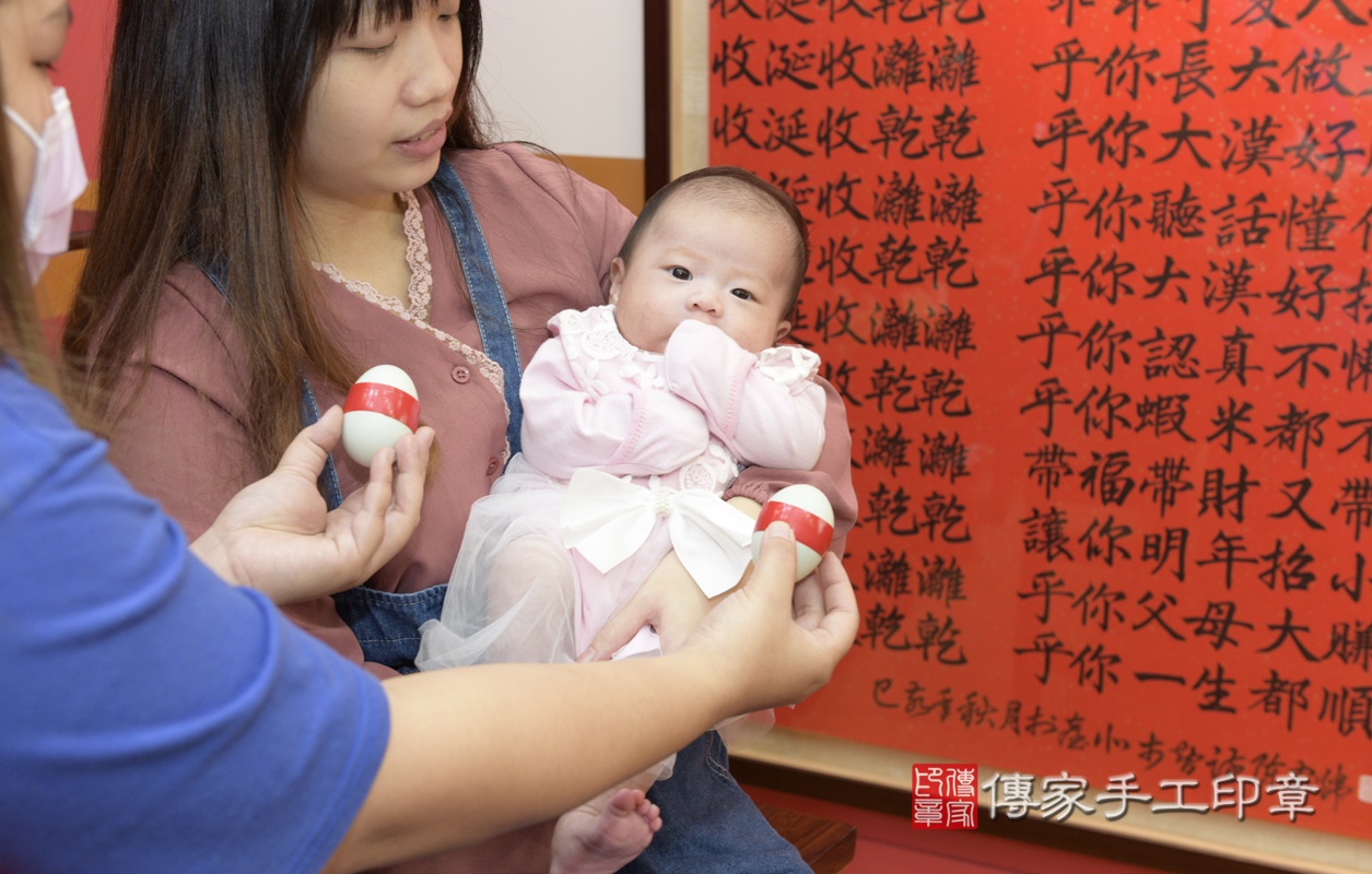 剃胎毛、滿月剃頭、嬰兒剃頭、嬰兒理髮、嬰兒剃髮、嬰兒剃胎毛、嬰兒滿月剃頭、寶寶剃頭、剃胎毛儀式、剃胎毛吉祥話、滿月剃頭儀式、滿月剃頭吉祥話、寶寶剃胎毛、寶寶滿月剃頭理髮、 桃園市八德區剃胎毛、桃園市八德區滿月剃頭、桃園市八德區嬰兒剃頭剃胎毛、桃園市八德區嬰兒理髮、桃園市嬰兒剃髮、 林寶寶(桃園市八德區嬰兒寶寶滿月剃頭理髮、嬰兒剃胎毛儀式吉祥話)。中國風會場，爸媽寶貝穿「日中韓」古裝禮服。專業拍照、DVD光碟、證書。★購買「臍帶章、肚臍章、胎毛筆刷印章」贈送：剃頭、收涎、抓周，三選一。2021.01.31照片6