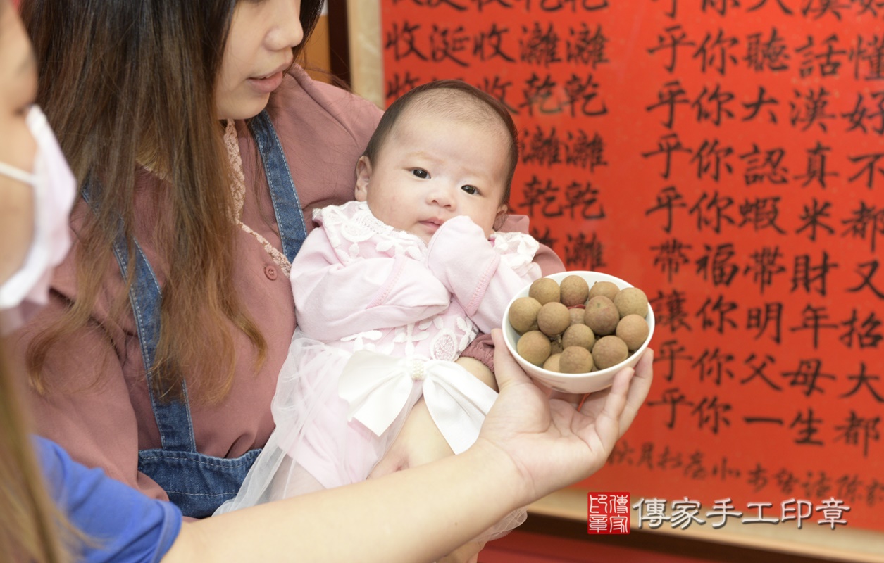 剃胎毛、滿月剃頭、嬰兒剃頭、嬰兒理髮、嬰兒剃髮、嬰兒剃胎毛、嬰兒滿月剃頭、寶寶剃頭、剃胎毛儀式、剃胎毛吉祥話、滿月剃頭儀式、滿月剃頭吉祥話、寶寶剃胎毛、寶寶滿月剃頭理髮、 桃園市八德區剃胎毛、桃園市八德區滿月剃頭、桃園市八德區嬰兒剃頭剃胎毛、桃園市八德區嬰兒理髮、桃園市嬰兒剃髮、 林寶寶(桃園市八德區嬰兒寶寶滿月剃頭理髮、嬰兒剃胎毛儀式吉祥話)。中國風會場，爸媽寶貝穿「日中韓」古裝禮服。專業拍照、DVD光碟、證書。★購買「臍帶章、肚臍章、胎毛筆刷印章」贈送：剃頭、收涎、抓周，三選一。2021.01.31照片11