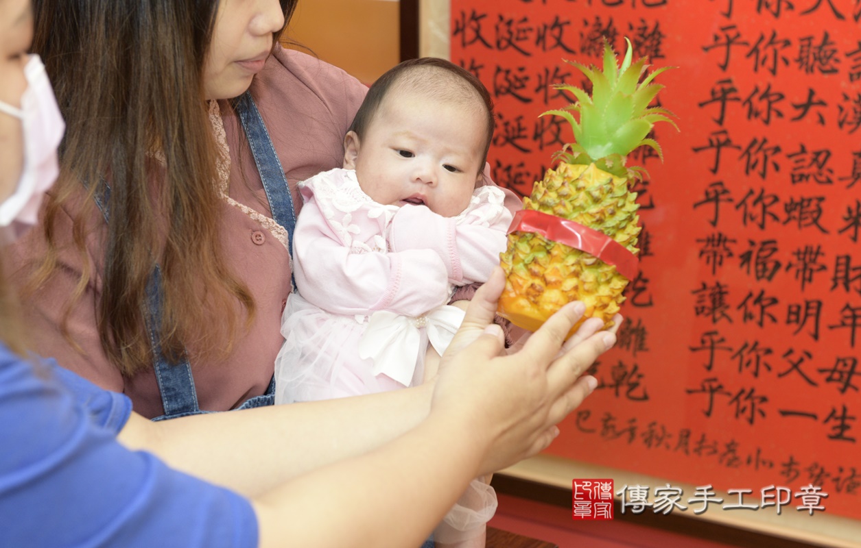 剃胎毛、滿月剃頭、嬰兒剃頭、嬰兒理髮、嬰兒剃髮、嬰兒剃胎毛、嬰兒滿月剃頭、寶寶剃頭、剃胎毛儀式、剃胎毛吉祥話、滿月剃頭儀式、滿月剃頭吉祥話、寶寶剃胎毛、寶寶滿月剃頭理髮、 桃園市八德區剃胎毛、桃園市八德區滿月剃頭、桃園市八德區嬰兒剃頭剃胎毛、桃園市八德區嬰兒理髮、桃園市嬰兒剃髮、 林寶寶(桃園市八德區嬰兒寶寶滿月剃頭理髮、嬰兒剃胎毛儀式吉祥話)。中國風會場，爸媽寶貝穿「日中韓」古裝禮服。專業拍照、DVD光碟、證書。★購買「臍帶章、肚臍章、胎毛筆刷印章」贈送：剃頭、收涎、抓周，三選一。2021.01.31照片15