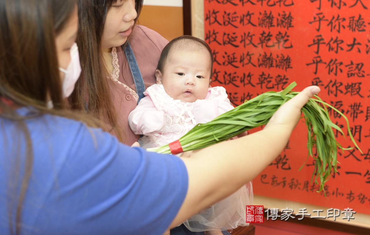 剃胎毛、滿月剃頭、嬰兒剃頭、嬰兒理髮、嬰兒剃髮、嬰兒剃胎毛、嬰兒滿月剃頭、寶寶剃頭、剃胎毛儀式、剃胎毛吉祥話、滿月剃頭儀式、滿月剃頭吉祥話、寶寶剃胎毛、寶寶滿月剃頭理髮、 桃園市八德區剃胎毛、桃園市八德區滿月剃頭、桃園市八德區嬰兒剃頭剃胎毛、桃園市八德區嬰兒理髮、桃園市嬰兒剃髮、 林寶寶(桃園市八德區嬰兒寶寶滿月剃頭理髮、嬰兒剃胎毛儀式吉祥話)。中國風會場，爸媽寶貝穿「日中韓」古裝禮服。專業拍照、DVD光碟、證書。★購買「臍帶章、肚臍章、胎毛筆刷印章」贈送：剃頭、收涎、抓周，三選一。2021.01.31照片17