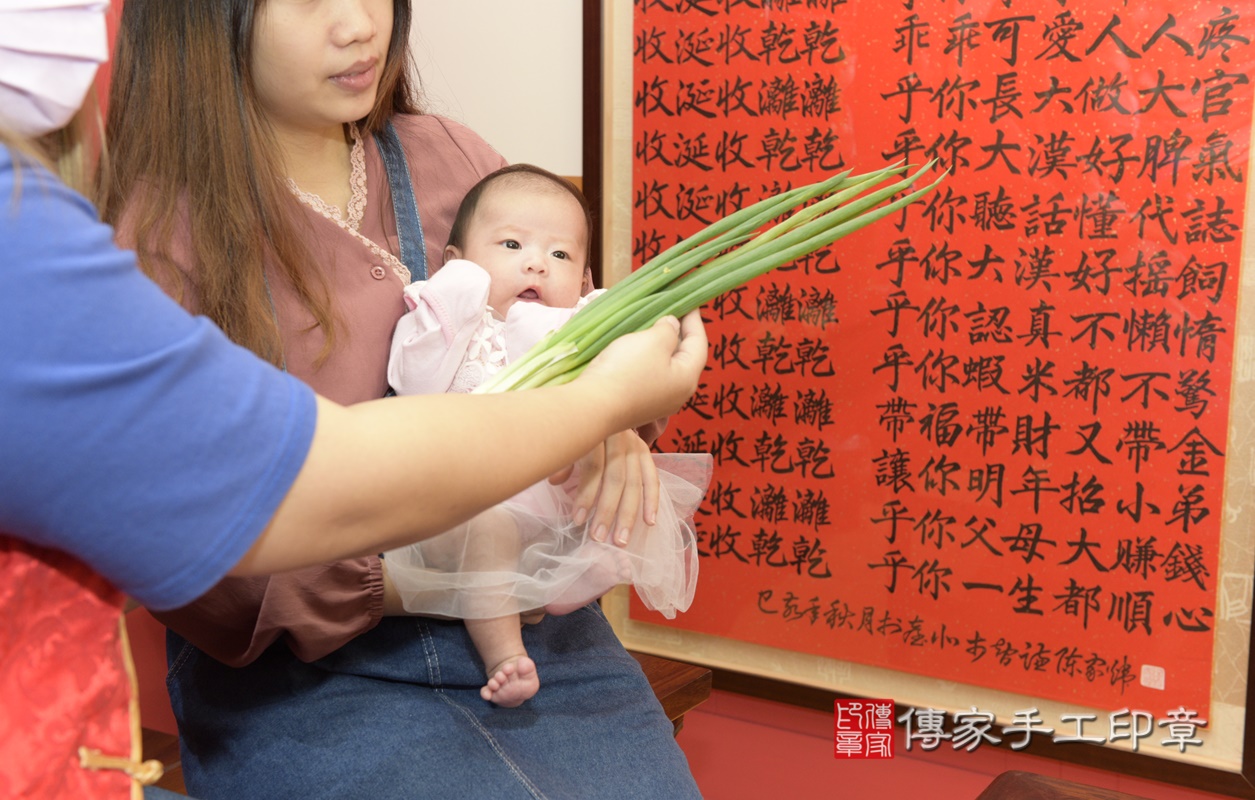 剃胎毛、滿月剃頭、嬰兒剃頭、嬰兒理髮、嬰兒剃髮、嬰兒剃胎毛、嬰兒滿月剃頭、寶寶剃頭、剃胎毛儀式、剃胎毛吉祥話、滿月剃頭儀式、滿月剃頭吉祥話、寶寶剃胎毛、寶寶滿月剃頭理髮、 桃園市八德區剃胎毛、桃園市八德區滿月剃頭、桃園市八德區嬰兒剃頭剃胎毛、桃園市八德區嬰兒理髮、桃園市嬰兒剃髮、 林寶寶(桃園市八德區嬰兒寶寶滿月剃頭理髮、嬰兒剃胎毛儀式吉祥話)。中國風會場，爸媽寶貝穿「日中韓」古裝禮服。專業拍照、DVD光碟、證書。★購買「臍帶章、肚臍章、胎毛筆刷印章」贈送：剃頭、收涎、抓周，三選一。2021.01.31照片18