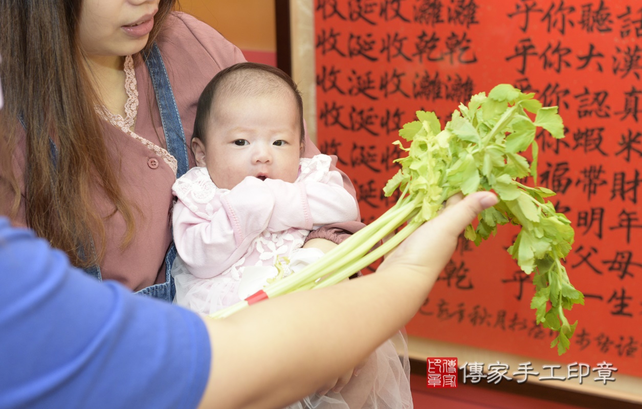 剃胎毛、滿月剃頭、嬰兒剃頭、嬰兒理髮、嬰兒剃髮、嬰兒剃胎毛、嬰兒滿月剃頭、寶寶剃頭、剃胎毛儀式、剃胎毛吉祥話、滿月剃頭儀式、滿月剃頭吉祥話、寶寶剃胎毛、寶寶滿月剃頭理髮、 桃園市八德區剃胎毛、桃園市八德區滿月剃頭、桃園市八德區嬰兒剃頭剃胎毛、桃園市八德區嬰兒理髮、桃園市嬰兒剃髮、 林寶寶(桃園市八德區嬰兒寶寶滿月剃頭理髮、嬰兒剃胎毛儀式吉祥話)。中國風會場，爸媽寶貝穿「日中韓」古裝禮服。專業拍照、DVD光碟、證書。★購買「臍帶章、肚臍章、胎毛筆刷印章」贈送：剃頭、收涎、抓周，三選一。2021.01.31照片20