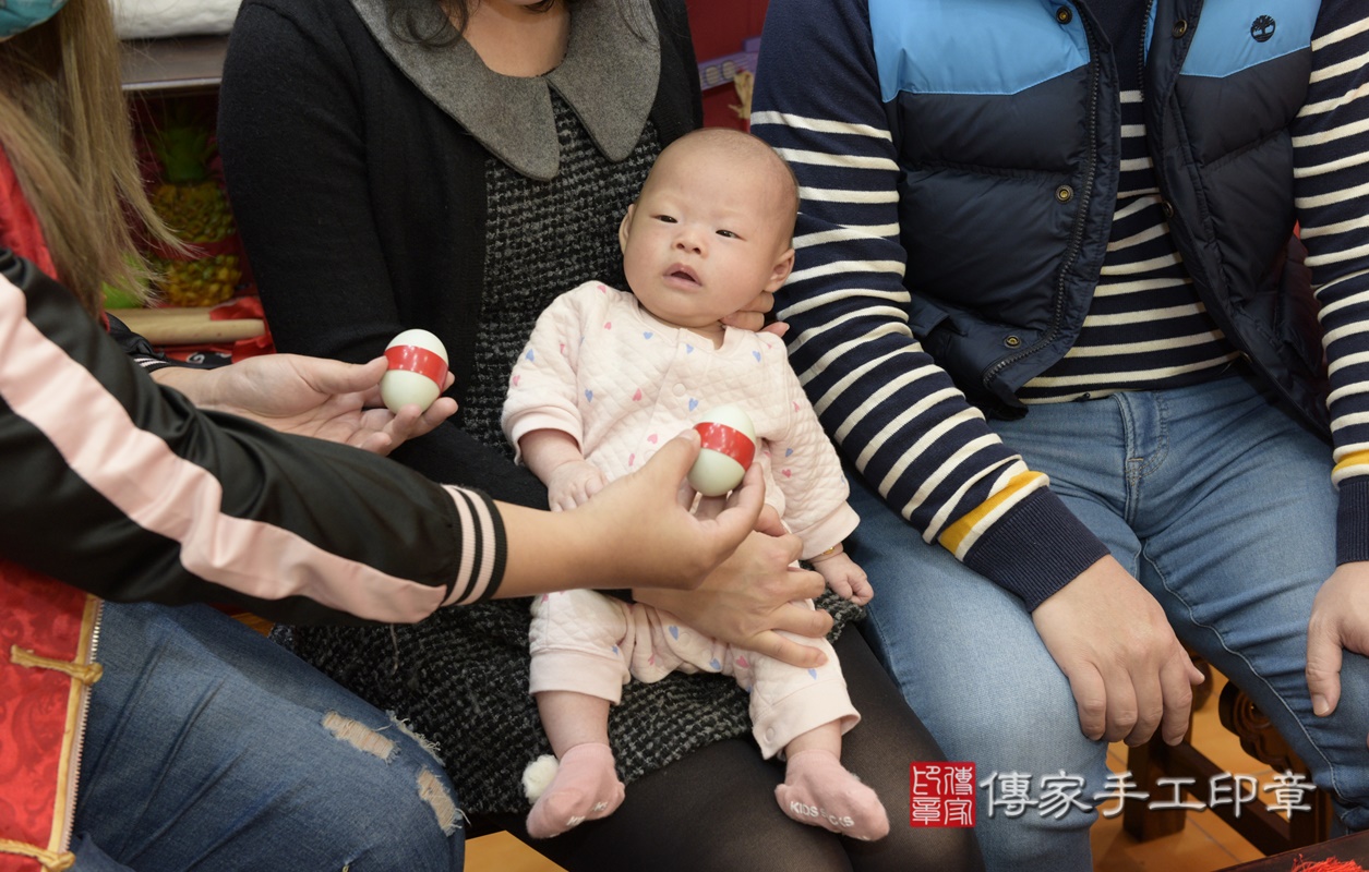 剃胎毛、滿月剃頭、嬰兒剃頭、嬰兒理髮、嬰兒剃髮、嬰兒剃胎毛、嬰兒滿月剃頭、寶寶剃頭、剃胎毛儀式、剃胎毛吉祥話、滿月剃頭儀式、滿月剃頭吉祥話、寶寶剃胎毛、寶寶滿月剃頭理髮、 桃園市八德區剃胎毛、桃園市八德區滿月剃頭、桃園市八德區嬰兒剃頭剃胎毛、桃園市八德區嬰兒理髮、桃園市嬰兒剃髮、 阮寶寶(桃園市八德區嬰兒寶寶滿月剃頭理髮、嬰兒剃胎毛儀式吉祥話)。中國風會場，爸媽寶貝穿「日中韓」古裝禮服。專業拍照、DVD光碟、證書。★購買「臍帶章、肚臍章、胎毛筆刷印章」贈送：剃頭、收涎、抓周，三選一。2021.01.04照片9