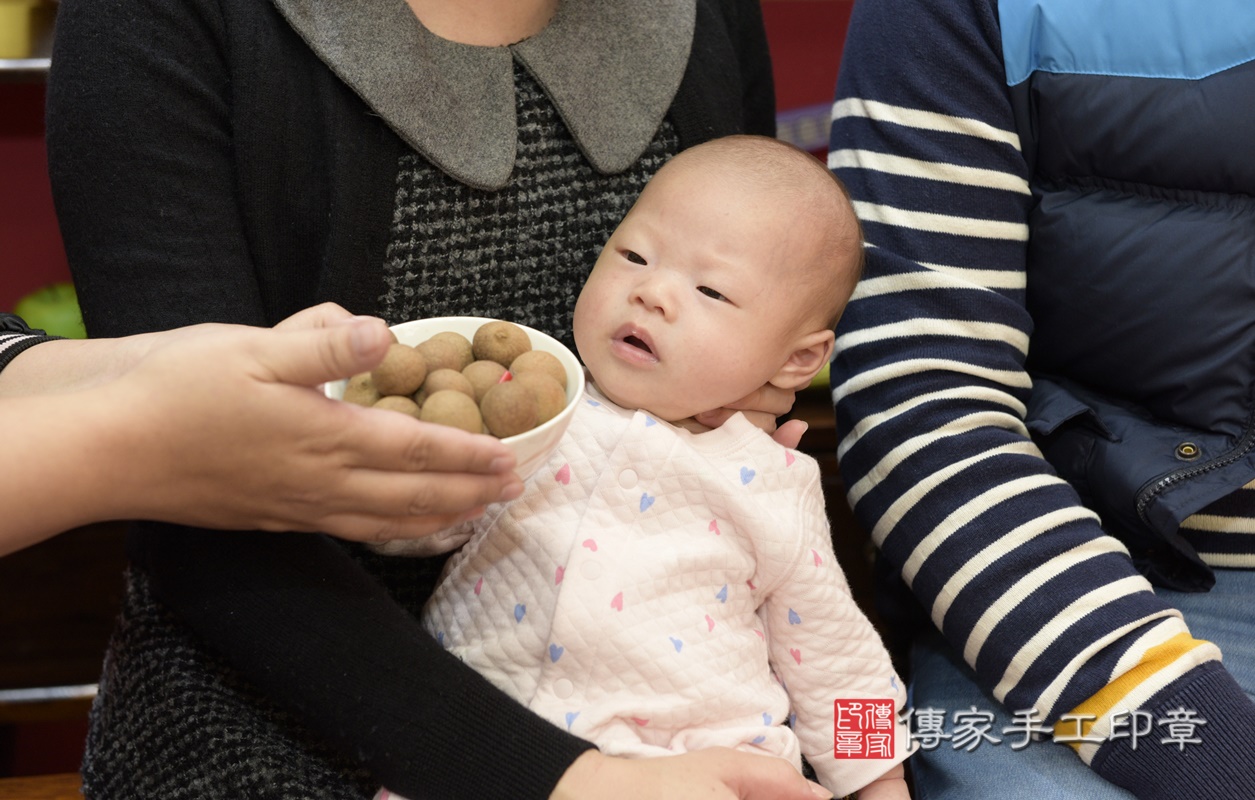 剃胎毛、滿月剃頭、嬰兒剃頭、嬰兒理髮、嬰兒剃髮、嬰兒剃胎毛、嬰兒滿月剃頭、寶寶剃頭、剃胎毛儀式、剃胎毛吉祥話、滿月剃頭儀式、滿月剃頭吉祥話、寶寶剃胎毛、寶寶滿月剃頭理髮、 桃園市八德區剃胎毛、桃園市八德區滿月剃頭、桃園市八德區嬰兒剃頭剃胎毛、桃園市八德區嬰兒理髮、桃園市嬰兒剃髮、 阮寶寶(桃園市八德區嬰兒寶寶滿月剃頭理髮、嬰兒剃胎毛儀式吉祥話)。中國風會場，爸媽寶貝穿「日中韓」古裝禮服。專業拍照、DVD光碟、證書。★購買「臍帶章、肚臍章、胎毛筆刷印章」贈送：剃頭、收涎、抓周，三選一。2021.01.04照片15