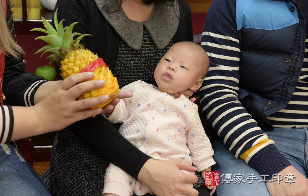 剃胎毛、滿月剃頭、嬰兒剃頭、嬰兒理髮、嬰兒剃髮、嬰兒剃胎毛、嬰兒滿月剃頭、寶寶剃頭、剃胎毛儀式、剃胎毛吉祥話、滿月剃頭儀式、滿月剃頭吉祥話、寶寶剃胎毛、寶寶滿月剃頭理髮、 桃園市八德區剃胎毛、桃園市八德區滿月剃頭、桃園市八德區嬰兒剃頭剃胎毛、桃園市八德區嬰兒理髮、桃園市嬰兒剃髮、 阮寶寶(桃園市八德區嬰兒寶寶滿月剃頭理髮、嬰兒剃胎毛儀式吉祥話)。中國風會場，爸媽寶貝穿「日中韓」古裝禮服。專業拍照、DVD光碟、證書。★購買「臍帶章、肚臍章、胎毛筆刷印章」贈送：剃頭、收涎、抓周，三選一。2021.01.04照片19