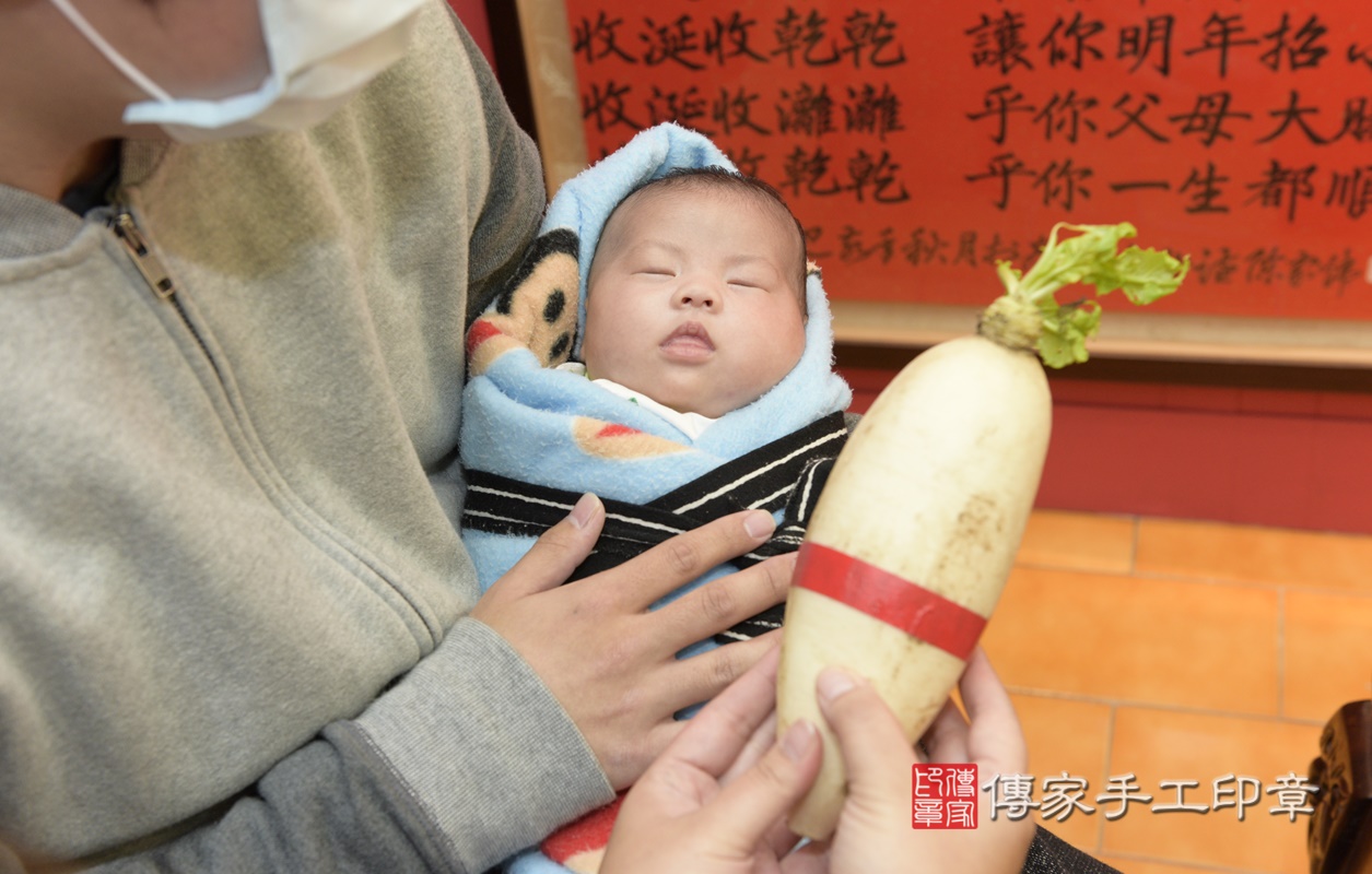 剃胎毛、滿月剃頭、嬰兒剃頭、嬰兒理髮、嬰兒剃髮、嬰兒剃胎毛、嬰兒滿月剃頭、寶寶剃頭、剃胎毛儀式、剃胎毛吉祥話、滿月剃頭儀式、滿月剃頭吉祥話、寶寶剃胎毛、寶寶滿月剃頭理髮、 桃園市八德區剃胎毛、桃園市八德區滿月剃頭、桃園市八德區嬰兒剃頭剃胎毛、桃園市八德區嬰兒理髮、桃園市嬰兒剃髮、 牛寶寶(桃園市八德區嬰兒寶寶滿月剃頭理髮、嬰兒剃胎毛儀式吉祥話)。中國風會場，爸媽寶貝穿「日中韓」古裝禮服。專業拍照、DVD光碟、證書。★購買「臍帶章、肚臍章、胎毛筆刷印章」贈送：剃頭、收涎、抓周，三選一。2021.01.15照片20