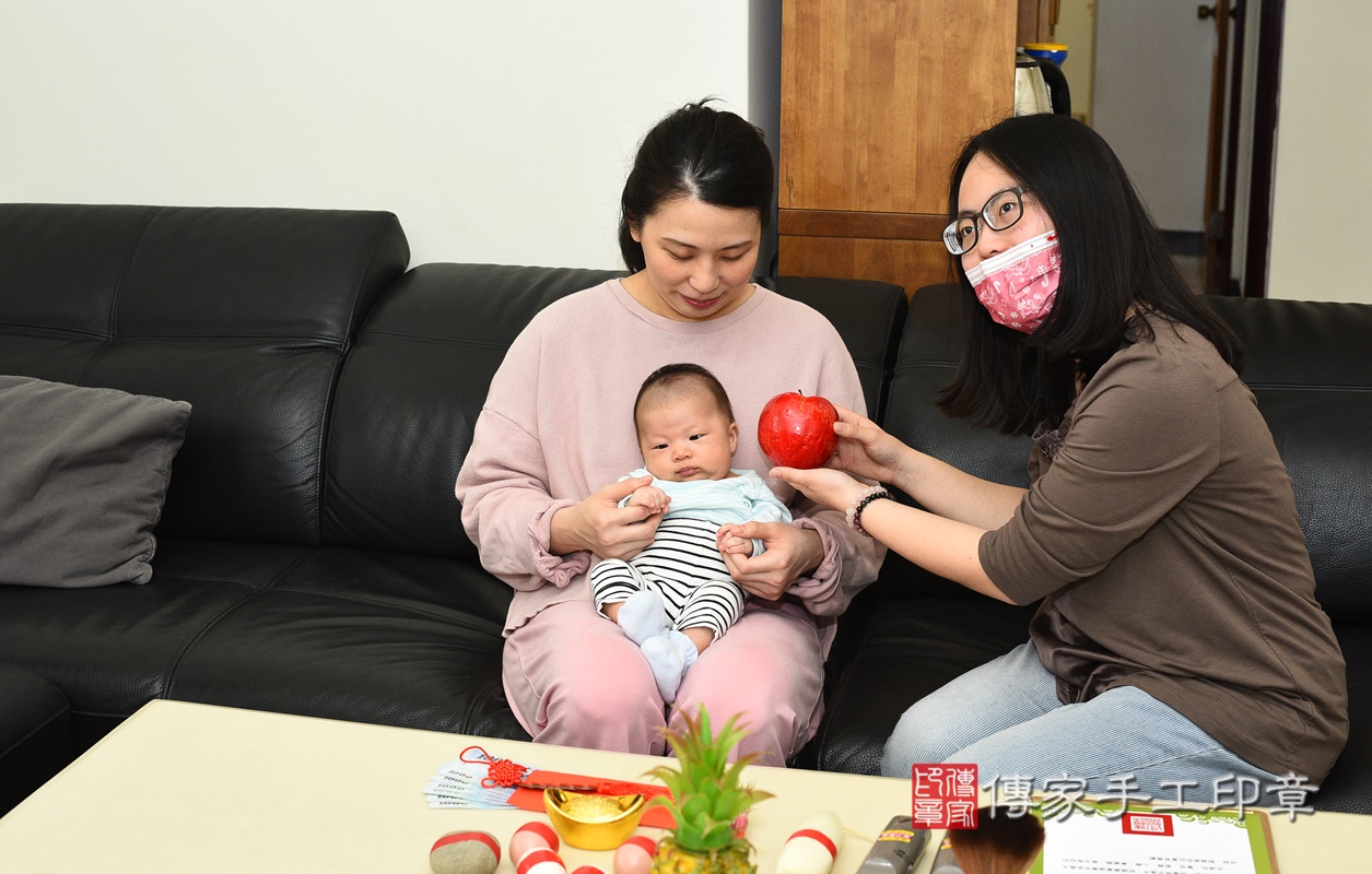 剃胎毛、滿月剃頭、嬰兒剃頭、嬰兒理髮、嬰兒剃髮、嬰兒剃胎毛、嬰兒滿月剃頭、寶寶剃頭、剃胎毛儀式、剃胎毛吉祥話、滿月剃頭儀式、滿月剃頭吉祥話、寶寶剃胎毛、寶寶滿月剃頭理髮、 桃園市龜山區剃胎毛、桃園市龜山區滿月剃頭、桃園市龜山區嬰兒剃頭剃胎毛、桃園市龜山區嬰兒理髮、桃園市嬰兒剃髮、 李寶寶(桃園市龜山區到府嬰兒寶寶滿月剃頭理髮、到府嬰兒剃胎毛儀式吉祥話)。到府剃頭剃胎毛主持、專業拍照、DVD光碟、證書。★購買「臍帶章、肚臍章、胎毛筆刷印章」贈送：剃頭、收涎、抓周，三選一。2021.02.22照片10