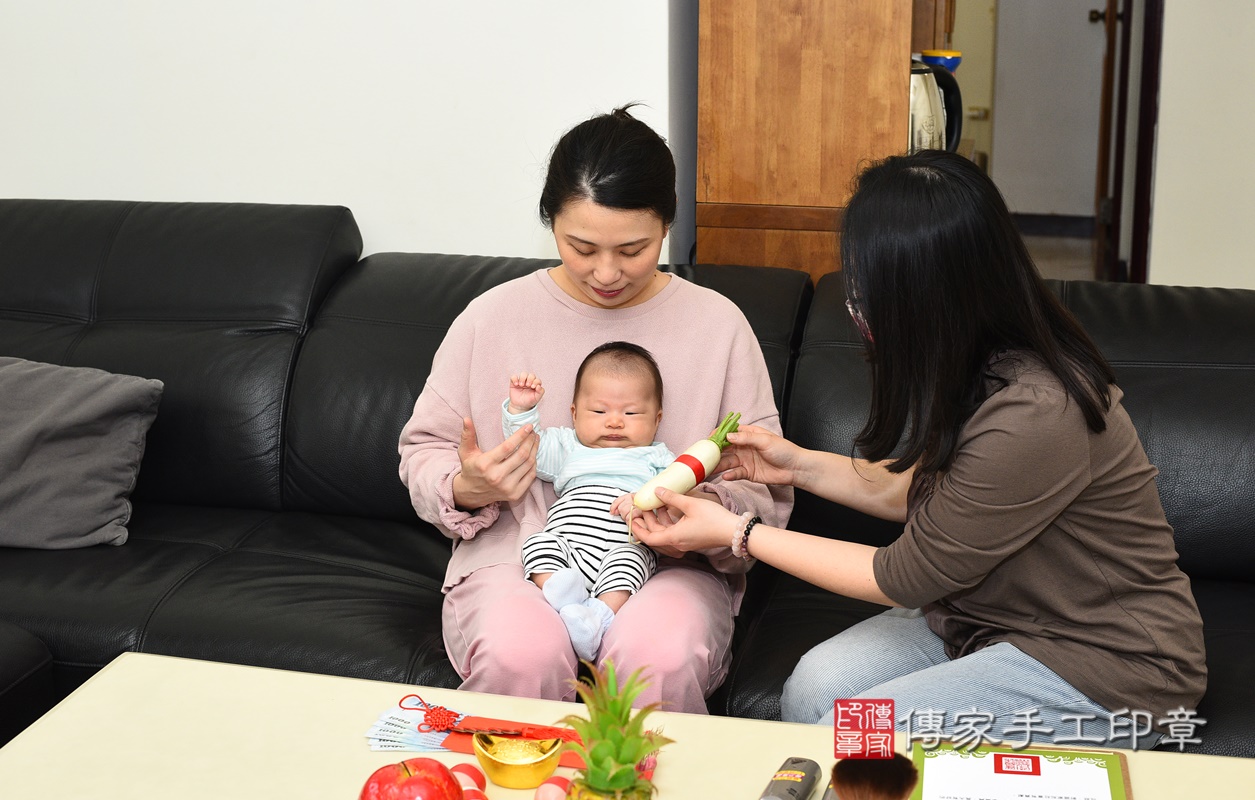 剃胎毛、滿月剃頭、嬰兒剃頭、嬰兒理髮、嬰兒剃髮、嬰兒剃胎毛、嬰兒滿月剃頭、寶寶剃頭、剃胎毛儀式、剃胎毛吉祥話、滿月剃頭儀式、滿月剃頭吉祥話、寶寶剃胎毛、寶寶滿月剃頭理髮、 桃園市龜山區剃胎毛、桃園市龜山區滿月剃頭、桃園市龜山區嬰兒剃頭剃胎毛、桃園市龜山區嬰兒理髮、桃園市嬰兒剃髮、 李寶寶(桃園市龜山區到府嬰兒寶寶滿月剃頭理髮、到府嬰兒剃胎毛儀式吉祥話)。到府剃頭剃胎毛主持、專業拍照、DVD光碟、證書。★購買「臍帶章、肚臍章、胎毛筆刷印章」贈送：剃頭、收涎、抓周，三選一。2021.02.22照片13