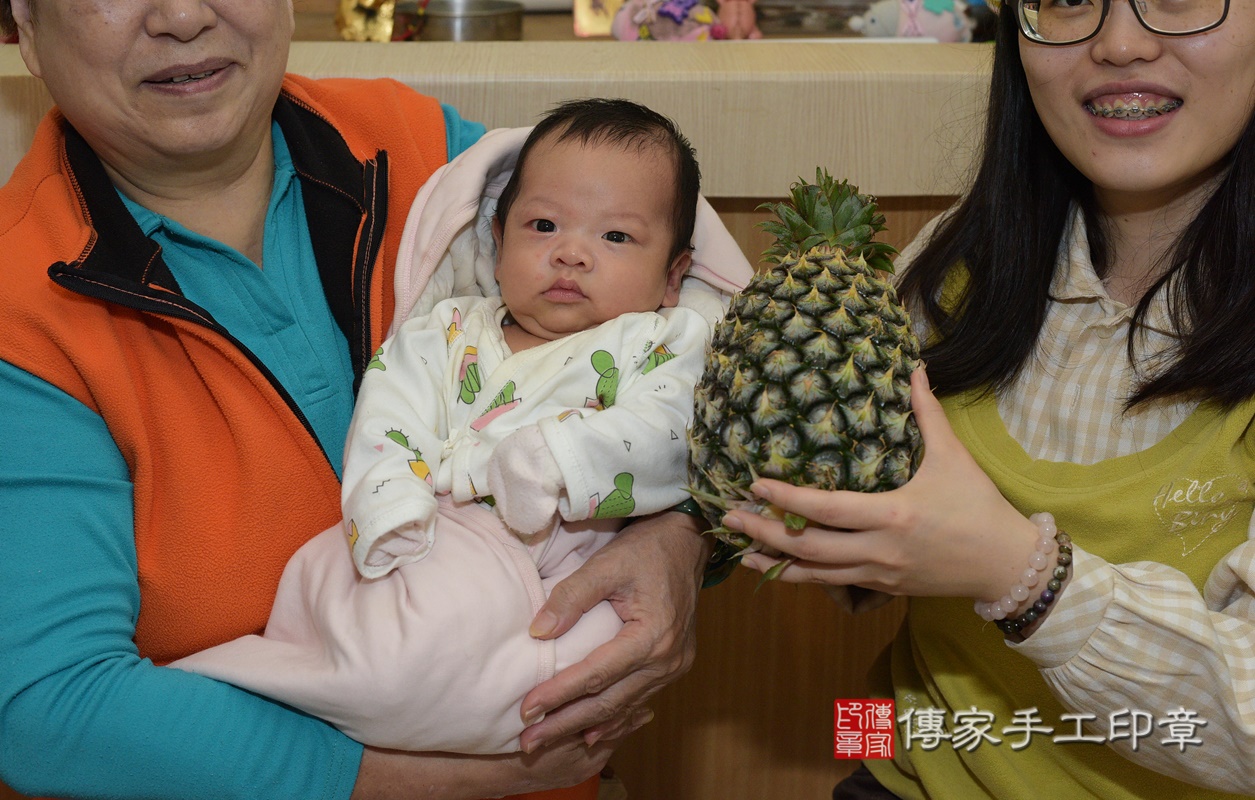 剃胎毛、滿月剃頭、嬰兒剃頭、嬰兒理髮、嬰兒剃髮、嬰兒剃胎毛、嬰兒滿月剃頭、寶寶剃頭、剃胎毛儀式、剃胎毛吉祥話、滿月剃頭儀式、滿月剃頭吉祥話、寶寶剃胎毛、寶寶滿月剃頭理髮、 桃園市八德區剃胎毛、桃園市八德區滿月剃頭、桃園市八德區嬰兒剃頭剃胎毛、桃園市八德區嬰兒理髮、桃園市嬰兒剃髮、 吳寶寶(桃園市八德區到府嬰兒寶寶滿月剃頭理髮、到府嬰兒剃胎毛儀式吉祥話)。到府剃頭剃胎毛主持、專業拍照、DVD光碟、證書。★購買「臍帶章、肚臍章、胎毛筆刷印章」贈送：剃頭、收涎、抓周，三選一。2020.12.13照片18