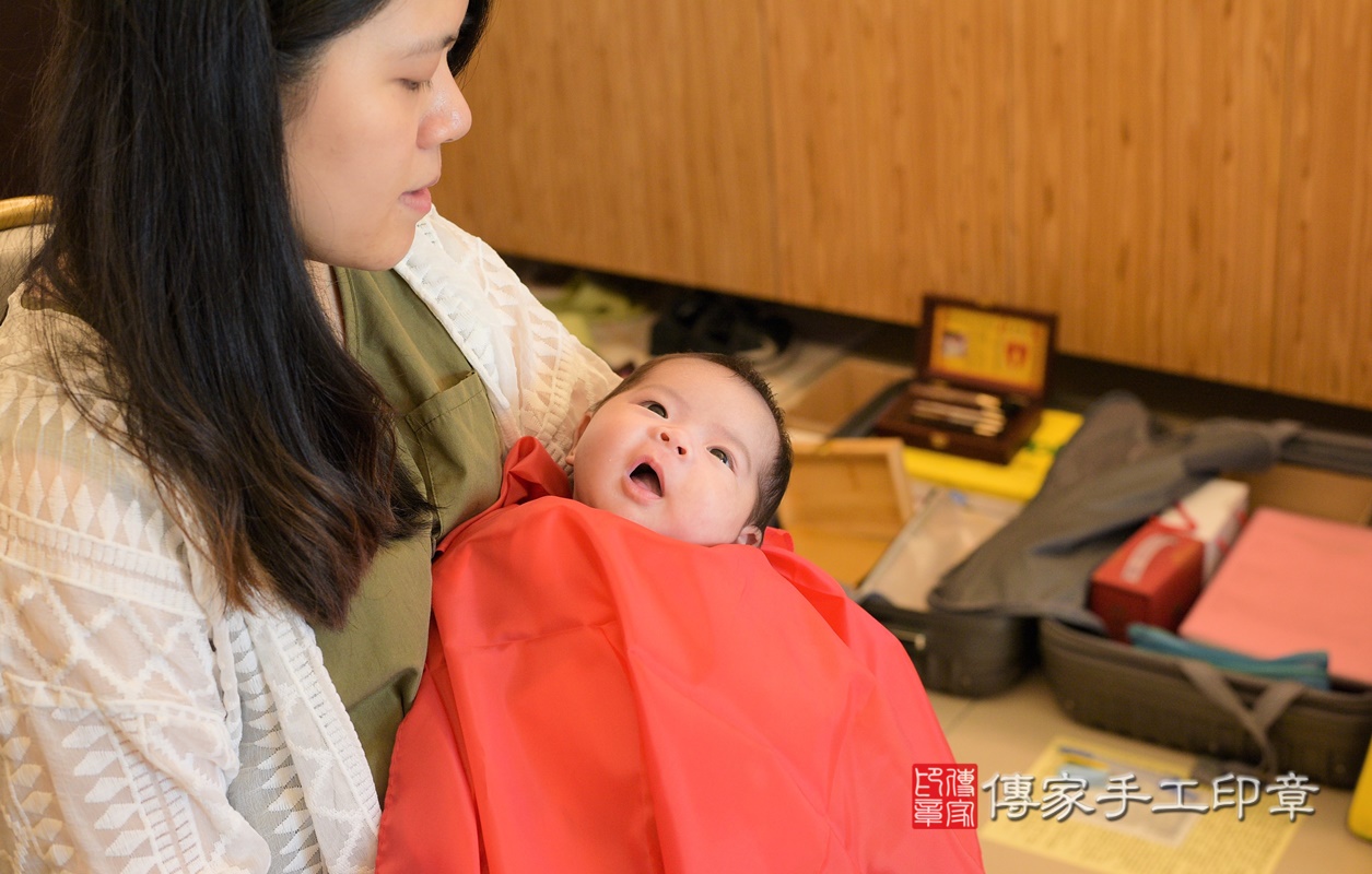 剃胎毛、滿月剃頭、嬰兒剃頭、嬰兒理髮、嬰兒剃髮、嬰兒剃胎毛、嬰兒滿月剃頭、寶寶剃頭、剃胎毛儀式、剃胎毛吉祥話、滿月剃頭儀式、滿月剃頭吉祥話、寶寶剃胎毛、寶寶滿月剃頭理髮、 桃園市八德區剃胎毛、桃園市八德區滿月剃頭、桃園市八德區嬰兒剃頭剃胎毛、桃園市八德區嬰兒理髮、桃園市嬰兒剃髮、 安寶寶(桃園市八德區到府嬰兒寶寶滿月剃頭理髮、到府嬰兒剃胎毛儀式吉祥話)。到府剃頭剃胎毛主持、專業拍照、DVD光碟、證書。★購買「臍帶章、肚臍章、胎毛筆刷印章」贈送：剃頭、收涎、抓周，三選一。2020.11.15照片16