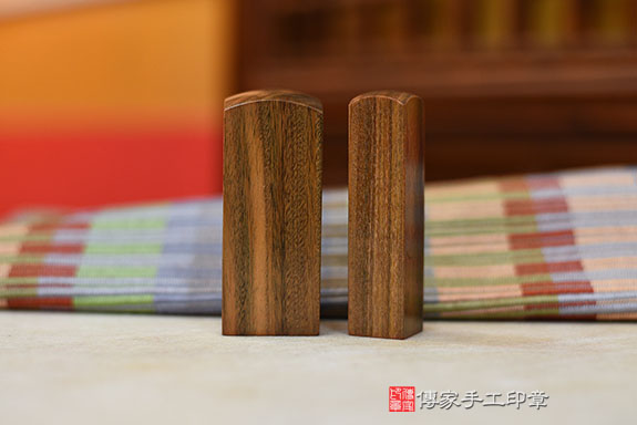 半手工篆刻印章：綠檀木公司大小印章實際成品、綠檀木印章材質介紹。（公司章、公司印章、負責人印章，一圓一方）傳家印章桃園店。2021.04.29