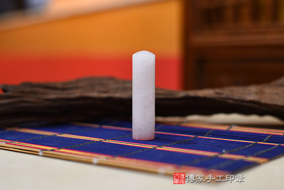 全手工噴砂印章：新疆白玉開運印章實際成品、印章作品分享、新疆白玉印章材質介紹。（銀行印鑑，一圓一方），傳家印章桃園店。2021.05.04