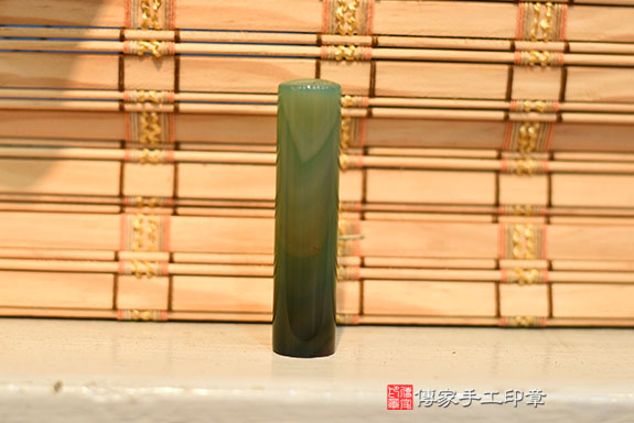 全手工噴砂印章：染色綠瑪瑙開運印章實際成品、印章作品分享、染色綠瑪瑙印章材質介紹。（銀行印鑑，一圓一方），傳家印章桃園店。2021.05.05