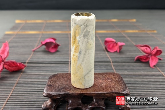 半手工噴砂印章：白色風景石臍帶章實際成品、印章作品分享、白色風景石印章材質介紹。（臍帶印章、肚臍章、肚臍印章，胎毛印章，一圓一方），傳家印章高雄店。2021.5.9