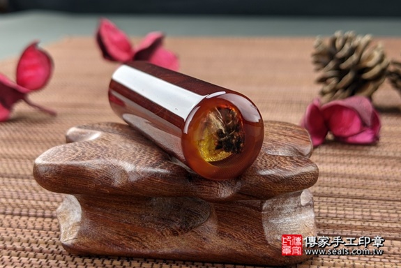 半手工噴砂印章：紅瑪瑙臍帶章實際成品、印章作品分享、紅瑪瑙印章材質介紹。（臍帶印章、肚臍章、肚臍印章，一圓一方）傳家手工印章高雄店。2021.05.11