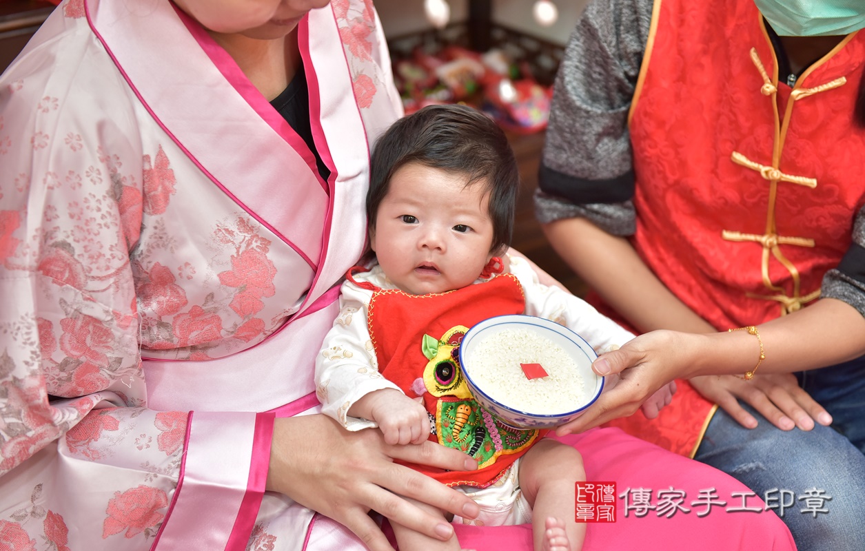 剃胎毛、滿月剃頭、嬰兒剃頭、嬰兒理髮、嬰兒剃髮、嬰兒剃胎毛、嬰兒滿月剃頭、寶寶剃頭、剃胎毛儀式、剃胎毛吉祥話、滿月剃頭儀式、滿月剃頭吉祥話、寶寶剃胎毛、寶寶滿月剃頭理髮、 新竹市香山區剃胎毛、新竹市香山區滿月剃頭、新竹市香山區嬰兒剃頭剃胎毛、新竹市香山區嬰兒理髮、新竹市嬰兒剃髮、 劉寶寶(新竹市香山區嬰兒寶寶滿月剃頭理髮、嬰兒剃胎毛儀式吉祥話)。中國風會場，爸媽寶貝穿「日中韓」古裝禮服。專業拍照、DVD光碟、證書。★購買「臍帶章、肚臍章、胎毛筆刷印章」贈送：剃頭、收涎、抓周，三選一。2020.09.27照片15