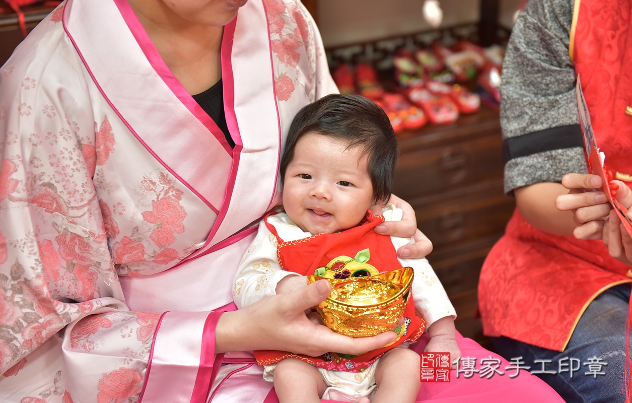 剃胎毛、滿月剃頭、嬰兒剃頭、嬰兒理髮、嬰兒剃髮、嬰兒剃胎毛、嬰兒滿月剃頭、寶寶剃頭、剃胎毛儀式、剃胎毛吉祥話、滿月剃頭儀式、滿月剃頭吉祥話、寶寶剃胎毛、寶寶滿月剃頭理髮、 新竹市香山區剃胎毛、新竹市香山區滿月剃頭、新竹市香山區嬰兒剃頭剃胎毛、新竹市香山區嬰兒理髮、新竹市嬰兒剃髮、 劉寶寶(新竹市香山區嬰兒寶寶滿月剃頭理髮、嬰兒剃胎毛儀式吉祥話)。中國風會場，爸媽寶貝穿「日中韓」古裝禮服。專業拍照、DVD光碟、證書。★購買「臍帶章、肚臍章、胎毛筆刷印章」贈送：剃頭、收涎、抓周，三選一。2020.09.27照片29