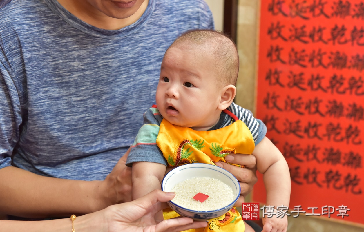 剃胎毛、滿月剃頭、嬰兒剃頭、嬰兒理髮、嬰兒剃髮、嬰兒剃胎毛、嬰兒滿月剃頭、寶寶剃頭、剃胎毛儀式、剃胎毛吉祥話、滿月剃頭儀式、滿月剃頭吉祥話、寶寶剃胎毛、寶寶滿月剃頭理髮、 新竹市香山區剃胎毛、新竹市香山區滿月剃頭、新竹市香山區嬰兒剃頭剃胎毛、新竹市香山區嬰兒理髮、新竹市嬰兒剃髮、 陳寶寶(新竹市香山區嬰兒寶寶滿月剃頭理髮、嬰兒剃胎毛儀式吉祥話)。中國風會場，爸媽寶貝穿「日中韓」古裝禮服。專業拍照、DVD光碟、證書。★購買「臍帶章、肚臍章、胎毛筆刷印章」贈送：剃頭、收涎、抓周，三選一。2020.10.01照片13