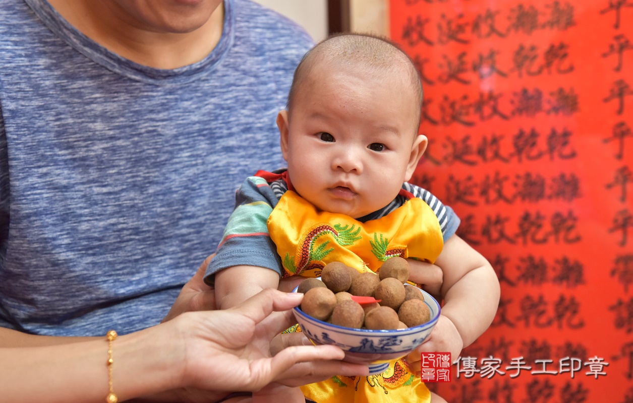 剃胎毛、滿月剃頭、嬰兒剃頭、嬰兒理髮、嬰兒剃髮、嬰兒剃胎毛、嬰兒滿月剃頭、寶寶剃頭、剃胎毛儀式、剃胎毛吉祥話、滿月剃頭儀式、滿月剃頭吉祥話、寶寶剃胎毛、寶寶滿月剃頭理髮、 新竹市香山區剃胎毛、新竹市香山區滿月剃頭、新竹市香山區嬰兒剃頭剃胎毛、新竹市香山區嬰兒理髮、新竹市嬰兒剃髮、 陳寶寶(新竹市香山區嬰兒寶寶滿月剃頭理髮、嬰兒剃胎毛儀式吉祥話)。中國風會場，爸媽寶貝穿「日中韓」古裝禮服。專業拍照、DVD光碟、證書。★購買「臍帶章、肚臍章、胎毛筆刷印章」贈送：剃頭、收涎、抓周，三選一。2020.10.01照片15