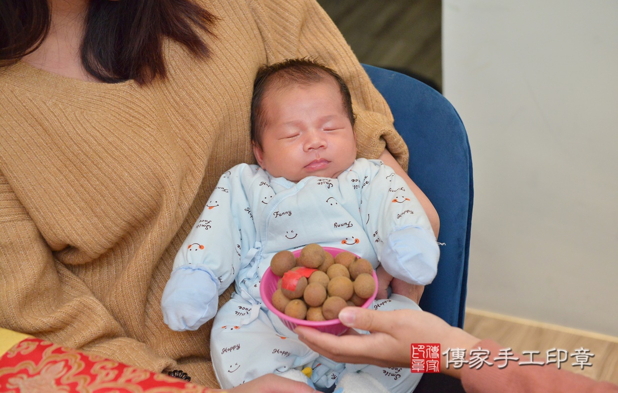 剃胎毛、滿月剃頭、嬰兒剃頭、嬰兒理髮、嬰兒剃髮、嬰兒剃胎毛、嬰兒滿月剃頭、寶寶剃頭、剃胎毛儀式、剃胎毛吉祥話、滿月剃頭儀式、滿月剃頭吉祥話、寶寶剃胎毛、寶寶滿月剃頭理髮、 新竹市東區剃胎毛、新竹市東區滿月剃頭、新竹市東區嬰兒剃頭剃胎毛、新竹市東區嬰兒理髮、新竹市嬰兒剃髮、 陳寶寶(新竹市東區到府嬰兒寶寶滿月剃頭理髮、到府嬰兒剃胎毛儀式吉祥話)。到府剃頭剃胎毛主持、專業拍照、DVD光碟、證書。★購買「臍帶章、肚臍章、胎毛筆刷印章」贈送：剃頭、收涎、抓周，三選一。2020.12.05照片12