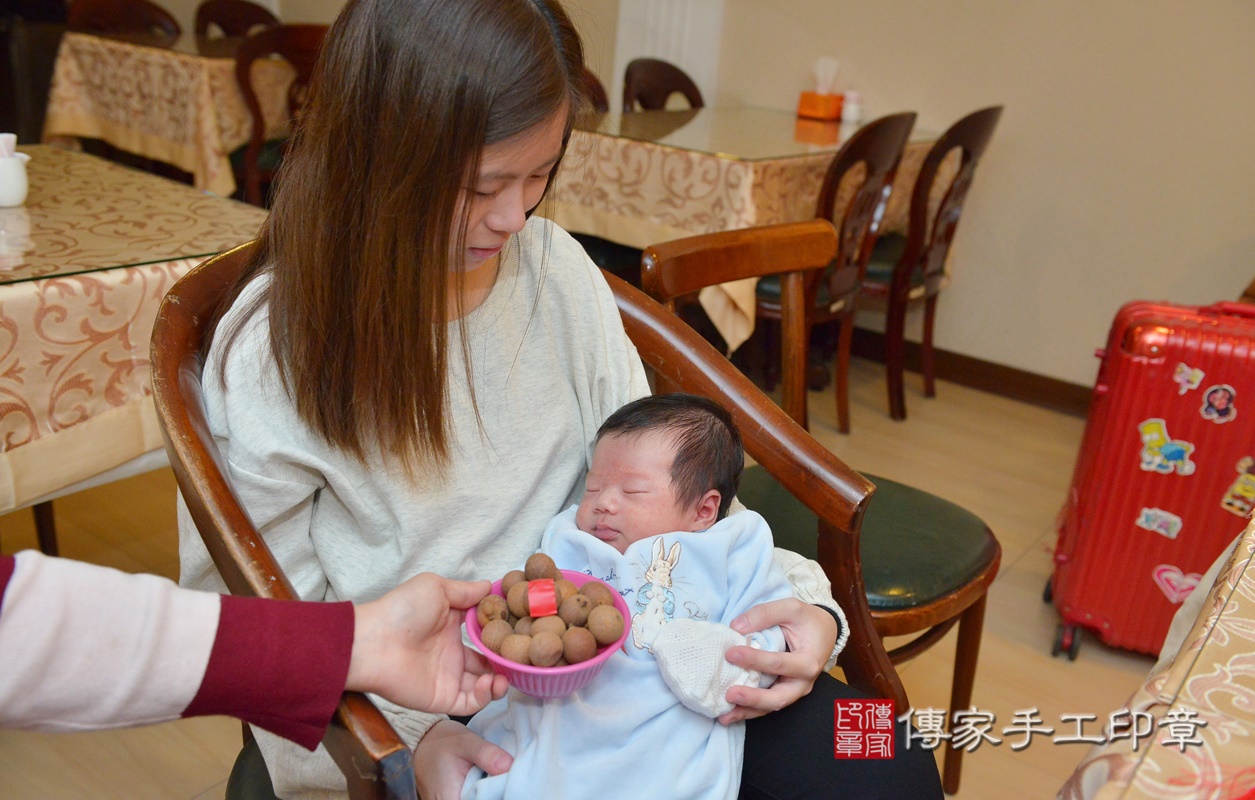 剃胎毛、滿月剃頭、嬰兒剃頭、嬰兒理髮、嬰兒剃髮、嬰兒剃胎毛、嬰兒滿月剃頭、寶寶剃頭、剃胎毛儀式、剃胎毛吉祥話、滿月剃頭儀式、滿月剃頭吉祥話、寶寶剃胎毛、寶寶滿月剃頭理髮、 新竹市東區剃胎毛、新竹市東區滿月剃頭、新竹市東區嬰兒剃頭剃胎毛、新竹市東區嬰兒理髮、新竹市嬰兒剃髮、 李寶寶(新竹市東區到府嬰兒寶寶滿月剃頭理髮、到府嬰兒剃胎毛儀式吉祥話)。到府剃頭剃胎毛主持、專業拍照、DVD光碟、證書。★購買「臍帶章、肚臍章、胎毛筆刷印章」贈送：剃頭、收涎、抓周，三選一。2020.12.11照片8