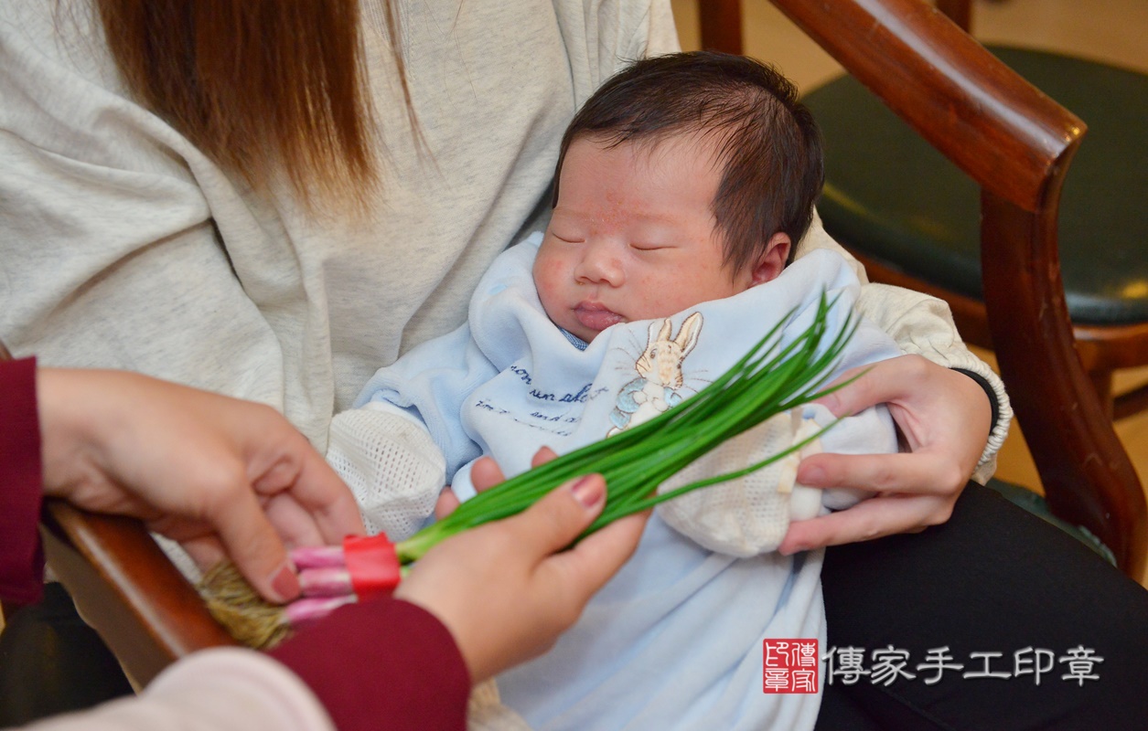 剃胎毛、滿月剃頭、嬰兒剃頭、嬰兒理髮、嬰兒剃髮、嬰兒剃胎毛、嬰兒滿月剃頭、寶寶剃頭、剃胎毛儀式、剃胎毛吉祥話、滿月剃頭儀式、滿月剃頭吉祥話、寶寶剃胎毛、寶寶滿月剃頭理髮、 新竹市東區剃胎毛、新竹市東區滿月剃頭、新竹市東區嬰兒剃頭剃胎毛、新竹市東區嬰兒理髮、新竹市嬰兒剃髮、 李寶寶(新竹市東區到府嬰兒寶寶滿月剃頭理髮、到府嬰兒剃胎毛儀式吉祥話)。到府剃頭剃胎毛主持、專業拍照、DVD光碟、證書。★購買「臍帶章、肚臍章、胎毛筆刷印章」贈送：剃頭、收涎、抓周，三選一。2020.12.11照片13