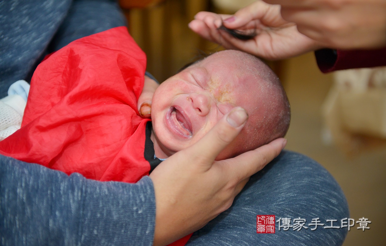 剃胎毛、滿月剃頭、嬰兒剃頭、嬰兒理髮、嬰兒剃髮、嬰兒剃胎毛、嬰兒滿月剃頭、寶寶剃頭、剃胎毛儀式、剃胎毛吉祥話、滿月剃頭儀式、滿月剃頭吉祥話、寶寶剃胎毛、寶寶滿月剃頭理髮、 新竹市東區剃胎毛、新竹市東區滿月剃頭、新竹市東區嬰兒剃頭剃胎毛、新竹市東區嬰兒理髮、新竹市嬰兒剃髮、 李寶寶(新竹市東區到府嬰兒寶寶滿月剃頭理髮、到府嬰兒剃胎毛儀式吉祥話)。到府剃頭剃胎毛主持、專業拍照、DVD光碟、證書。★購買「臍帶章、肚臍章、胎毛筆刷印章」贈送：剃頭、收涎、抓周，三選一。2020.12.11照片25