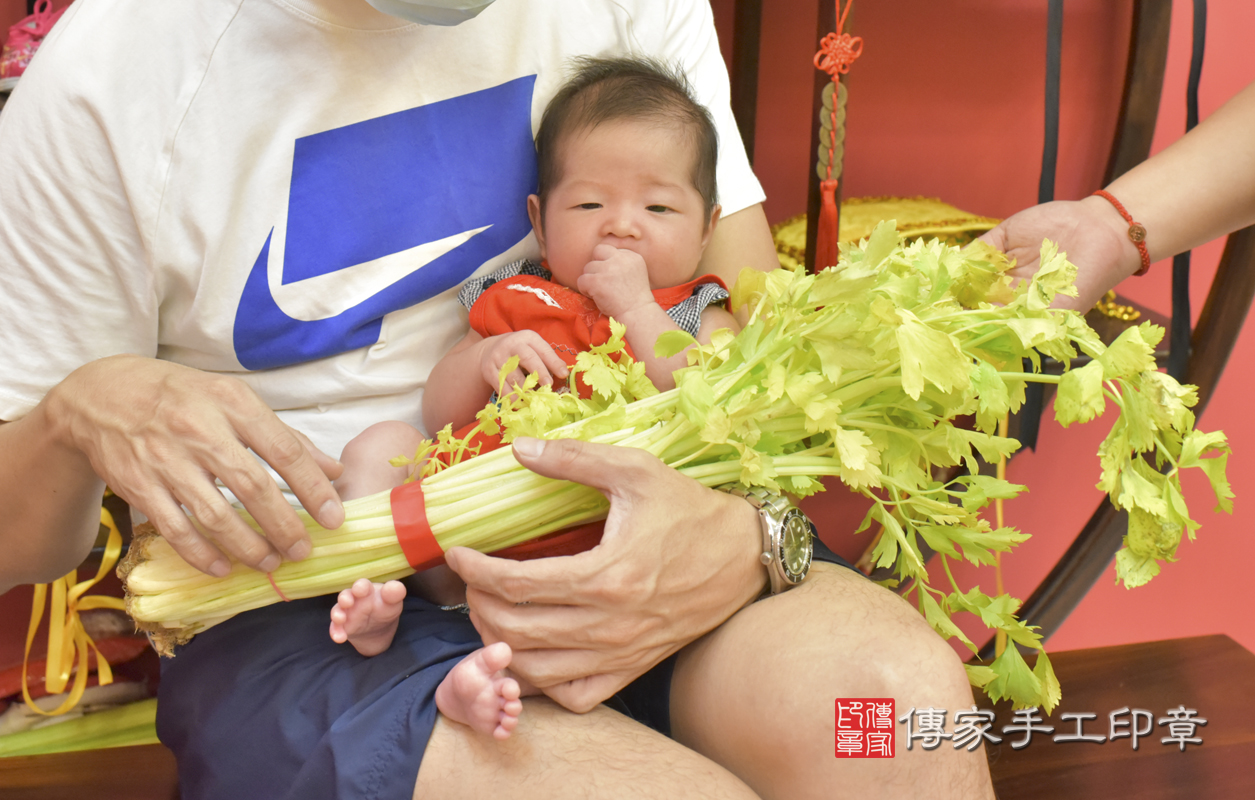 芹菜一小把。「代表的含意：勤勞、積極、努力向上」。 