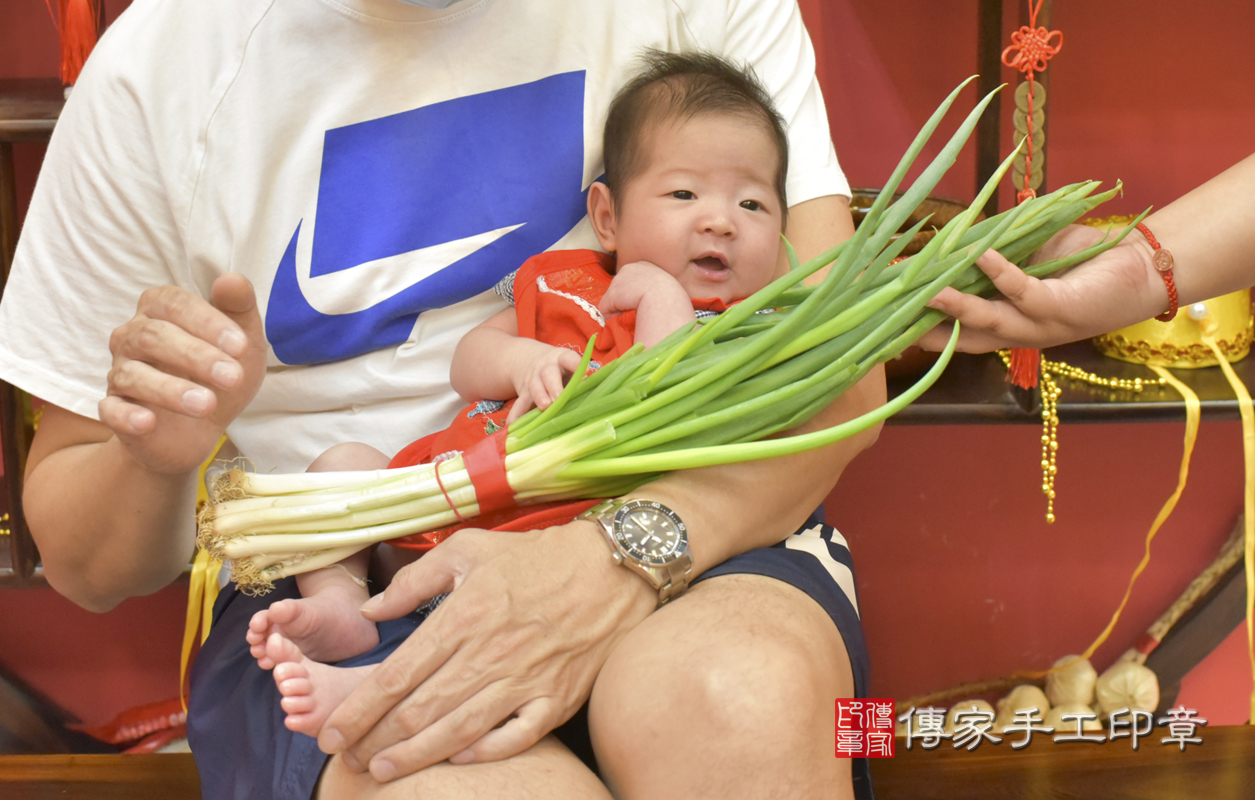 蔥：象徵「孩子聰明會念書」。