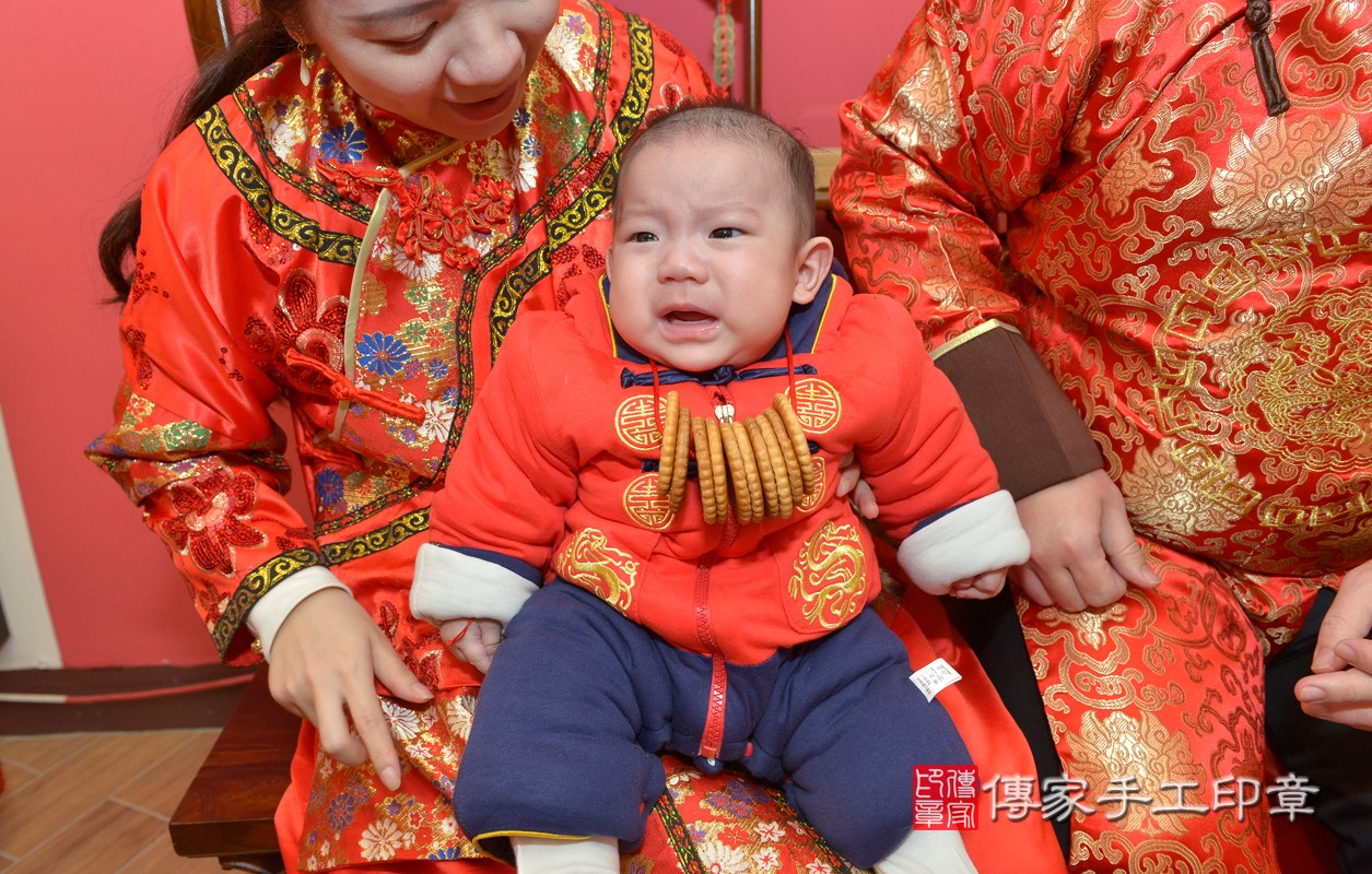 新北市永和區戚寶寶古禮收涎祝福活動:為寶寶戴上收涎餅乾。照片2