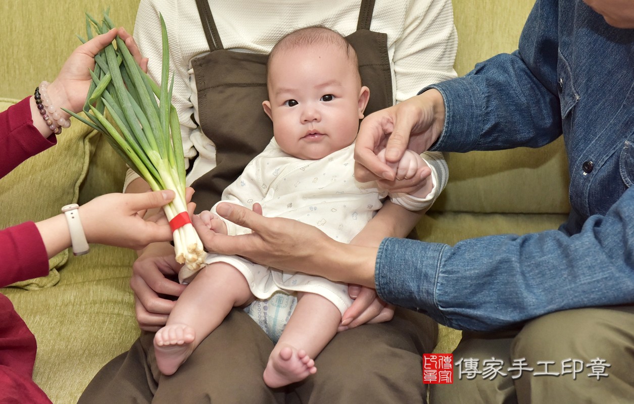 為寶寶準備蔥。  蔥「代表的含意：聰明伶俐，會讀書。」  讓寶寶不管做什麼事都是一級棒喔