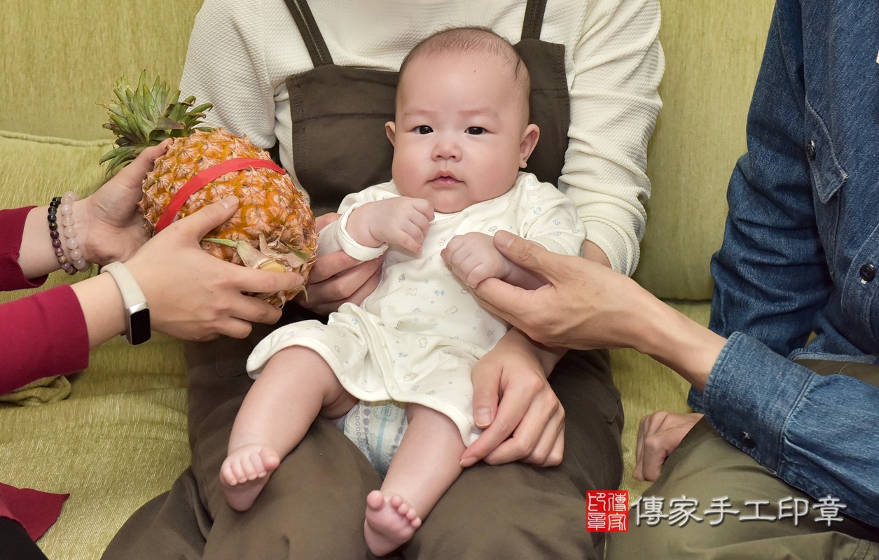 為寶寶準備鳳梨。  鳳梨「代表的含意：鳳梨就是旺旺來，象徵孩子一生好運旺旺來」  讓寶寶一輩子都可以一路旺到底喔～