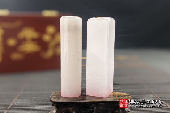 半手工噴砂印章：新疆白玉臍髮雙章實際成品、印章作品分享、新疆白玉印章材質介紹。（臍帶印章、肚臍章、肚臍印章，一圓一方）傳家手工印章高雄店。2021.05.24