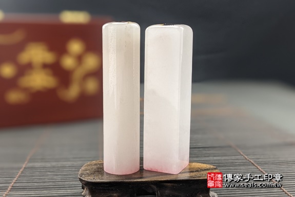 半手工噴砂印章：新疆白玉臍髮雙章實際成品、印章作品分享、新疆白玉印章材質介紹。（臍帶印章、肚臍章、肚臍印章，一圓一方）傳家手工印章高雄店。2021.05.24