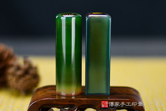 半手工噴砂印章：染色綠瑪瑙臍帶章實際成品、印章作品分享、染色綠瑪瑙印章材質介紹。（臍帶印章、肚臍章、肚臍印章，胎毛印章，一圓一方）傳家手工印章桃園店。2021.05.26