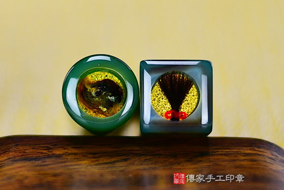 半手工噴砂印章：染色綠瑪瑙臍帶章實際成品、印章作品分享、染色綠瑪瑙印章材質介紹。（臍帶印章、肚臍章、肚臍印章，胎毛印章，一圓一方）傳家手工印章桃園店。2021.05.26