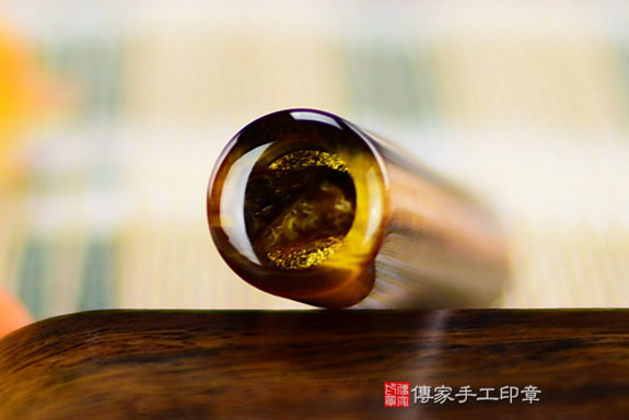 全手工噴砂印章：紅虎眼石臍帶章實際成品、印章作品分享、紅虎眼石印章材質介紹。（臍帶印章、肚臍章、肚臍印章，胎毛印章，一圓一方）傳家手工印章桃園店。2021.05.31