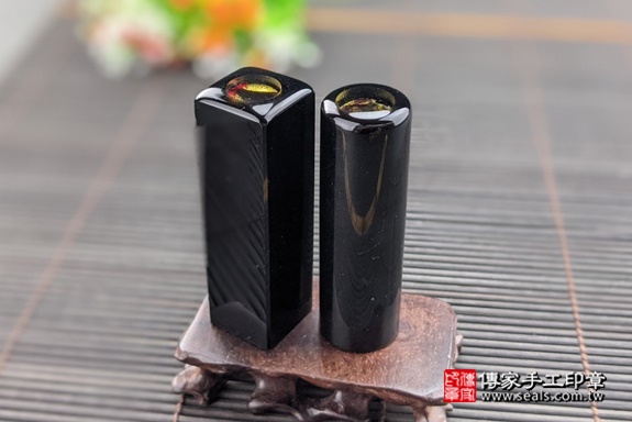 半手工噴砂印章：全黑黑曜石臍髮雙章實際成品、印章作品分享、全黑黑曜石印章材質介紹。（臍帶印章、肚臍章、肚臍印章，一圓一方）傳家手工印章高雄店。2021.06.07